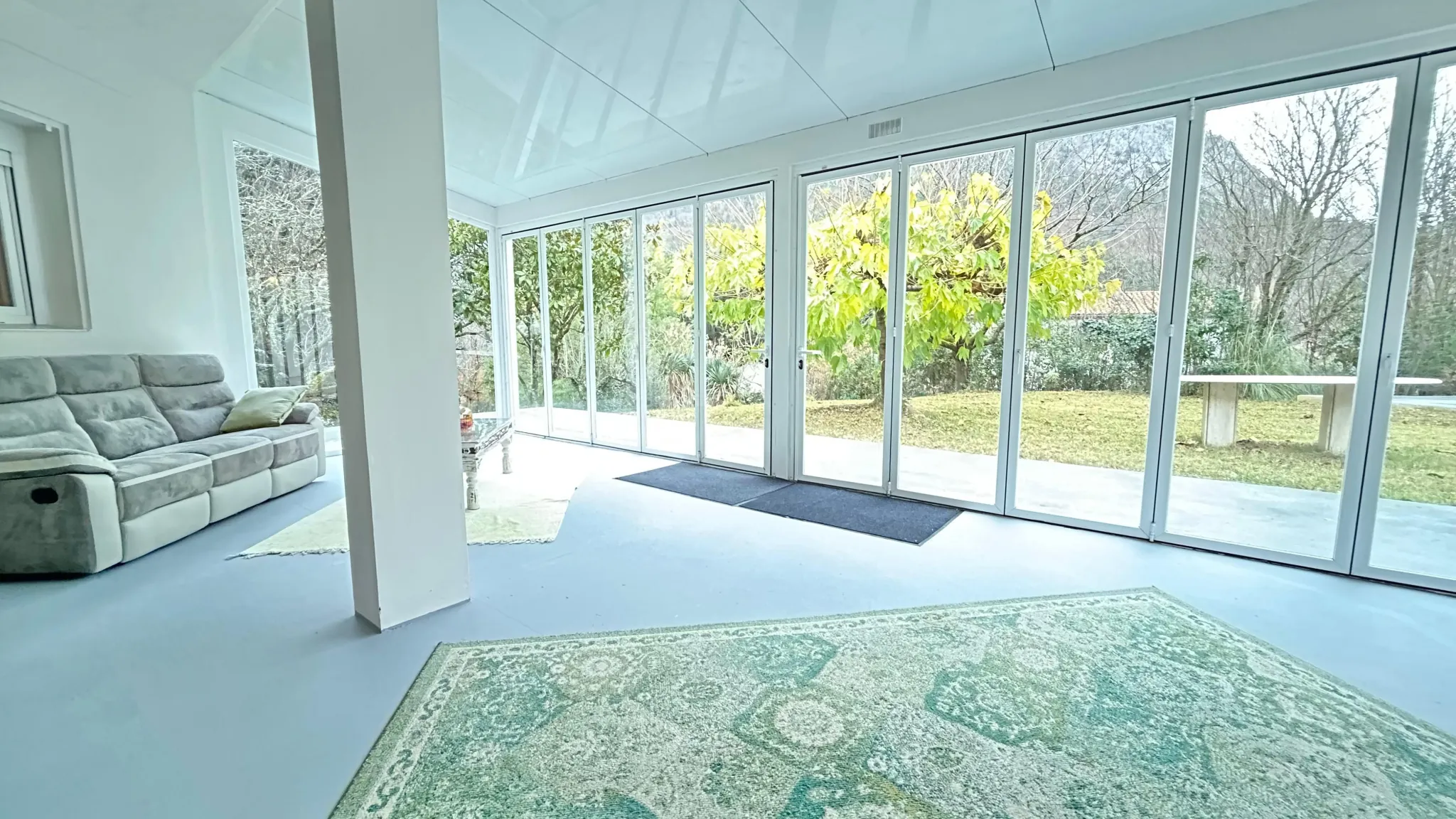 Belle villa de plain-pied avec piscine et vue à Puilaurens 