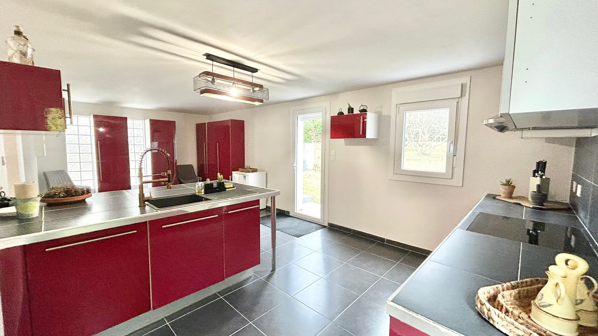 Belle villa de plain-pied avec piscine et vue à Puilaurens 