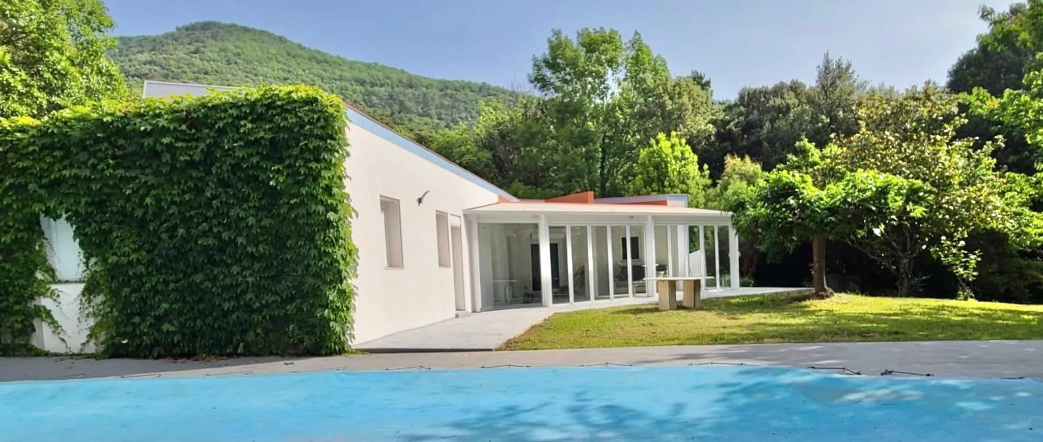 Belle villa de plain-pied avec piscine et vue à Puilaurens 