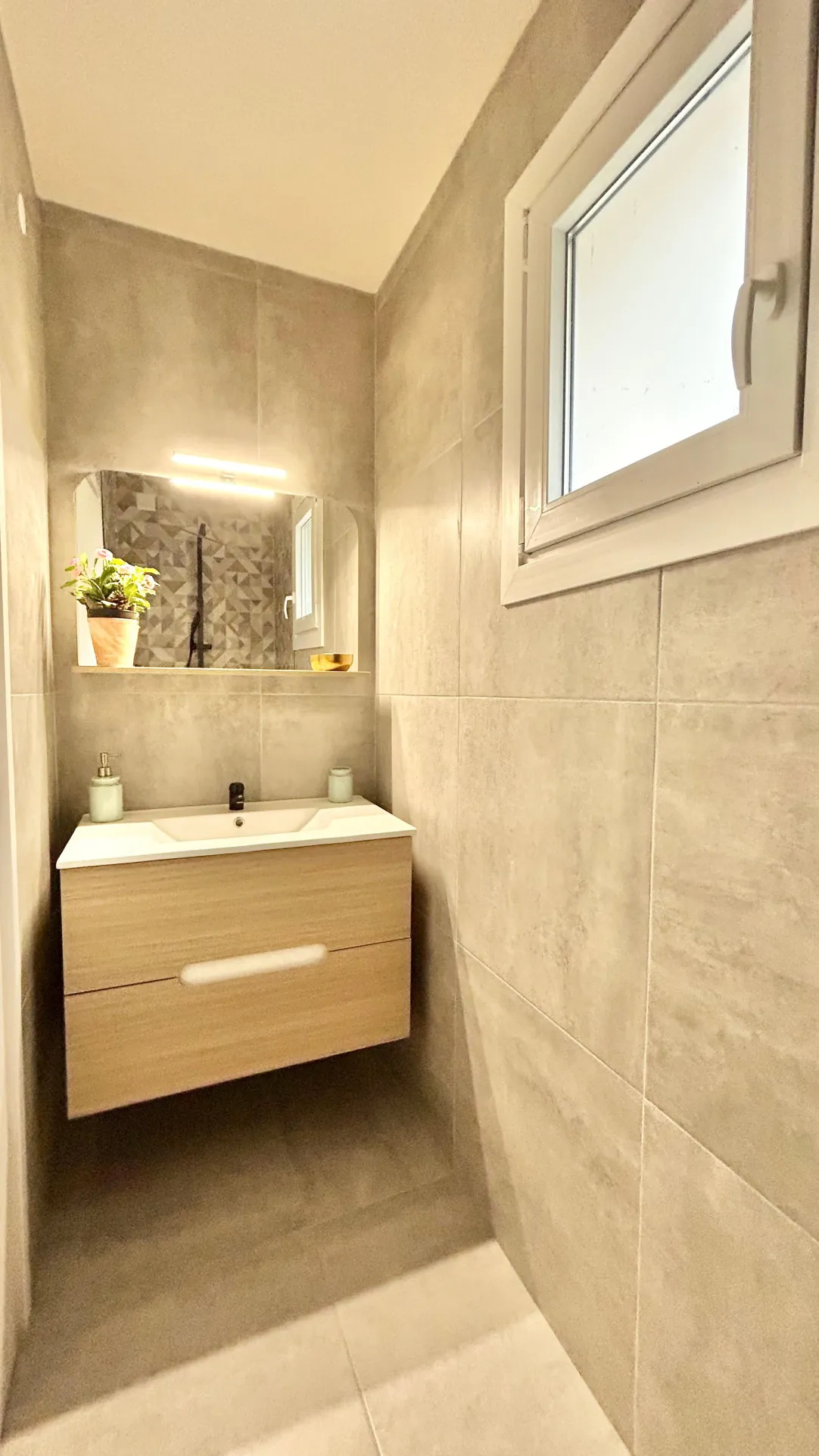 Belle villa de plain-pied avec piscine et vue à Puilaurens 