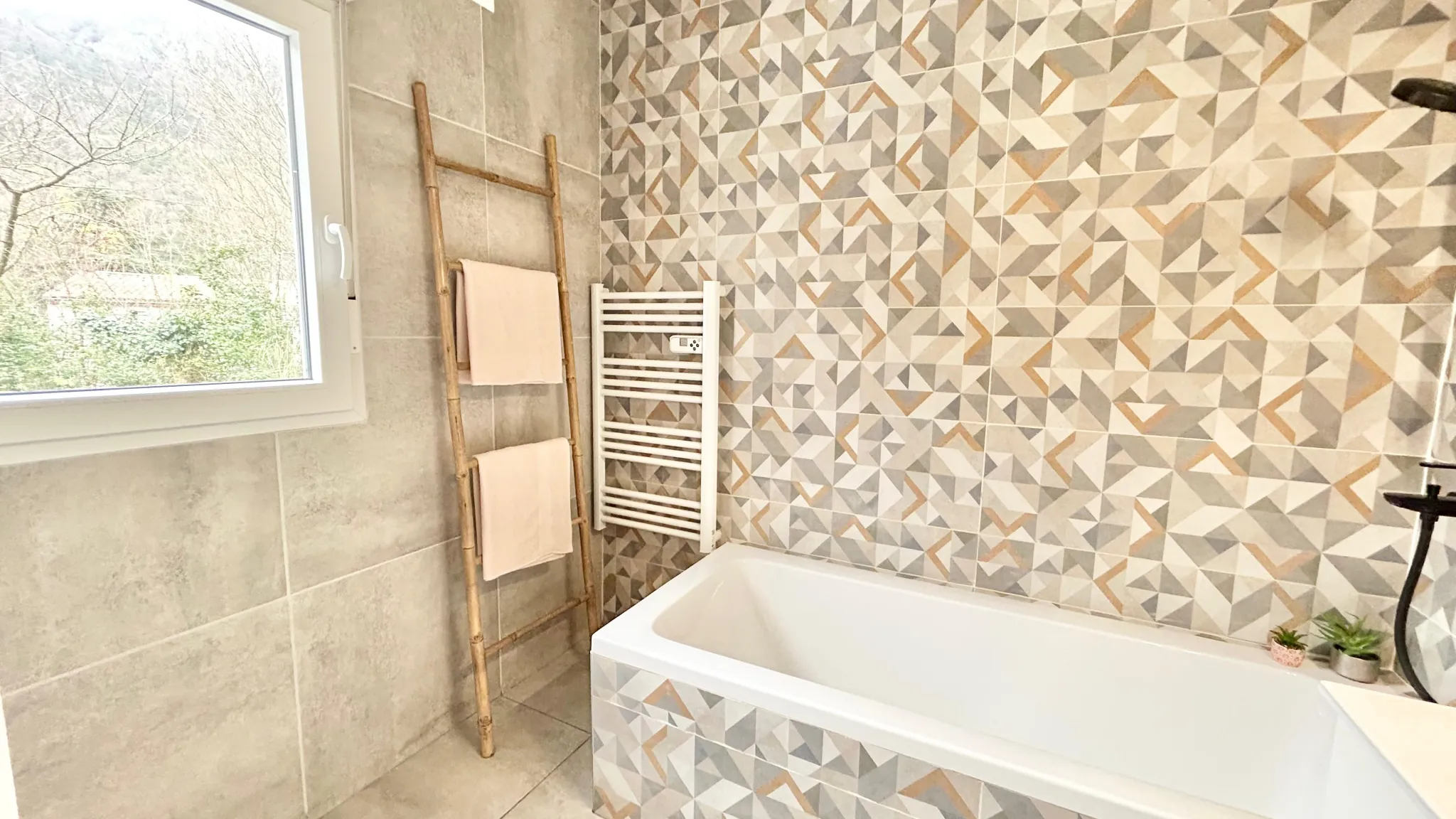 Belle villa de plain-pied avec piscine et vue à Puilaurens 