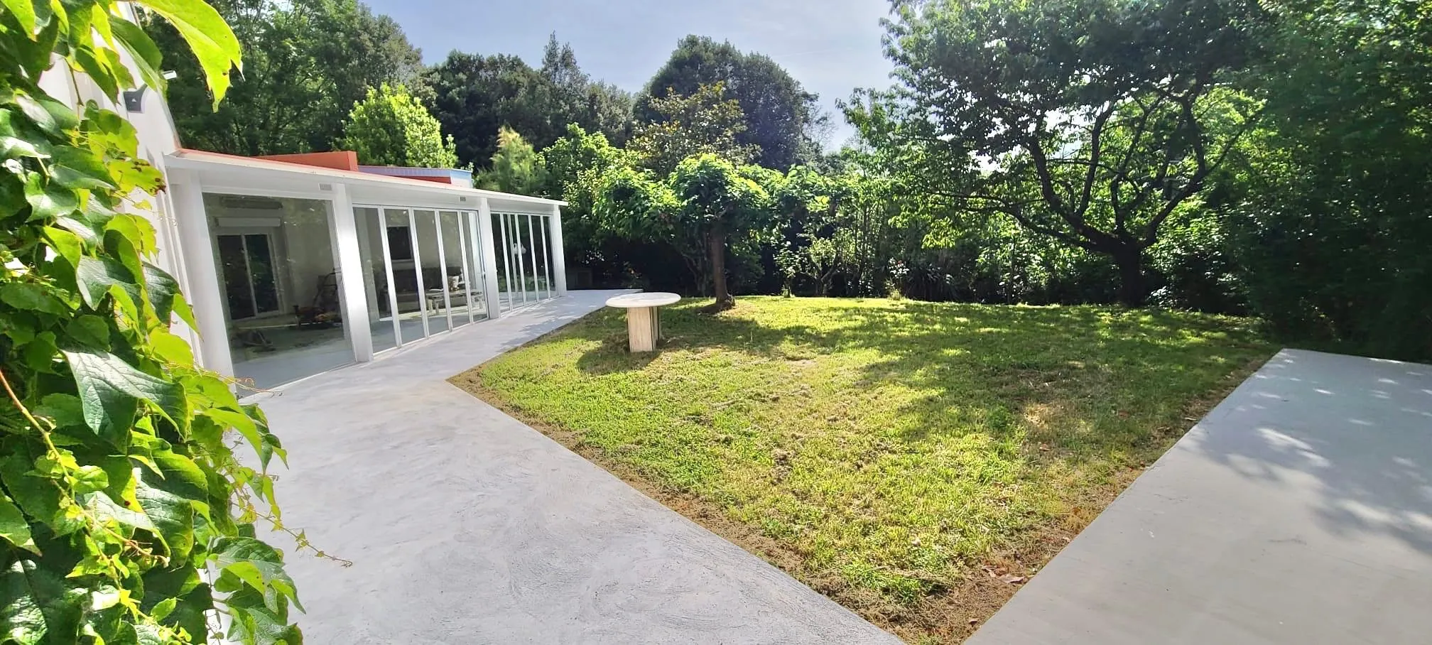 Belle villa de plain-pied avec piscine et vue à Puilaurens 