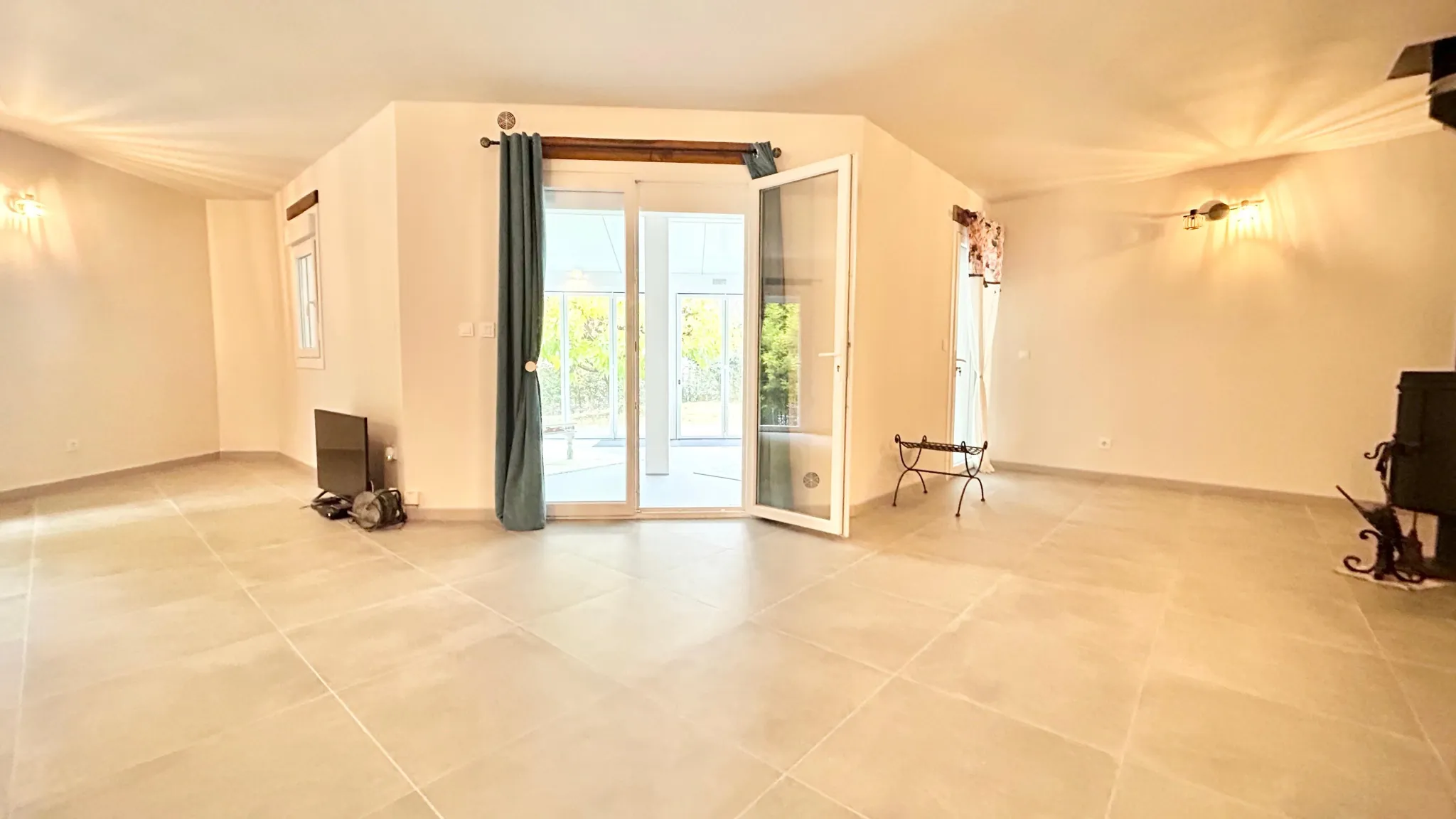 Belle villa de plain-pied avec piscine et vue à Puilaurens 