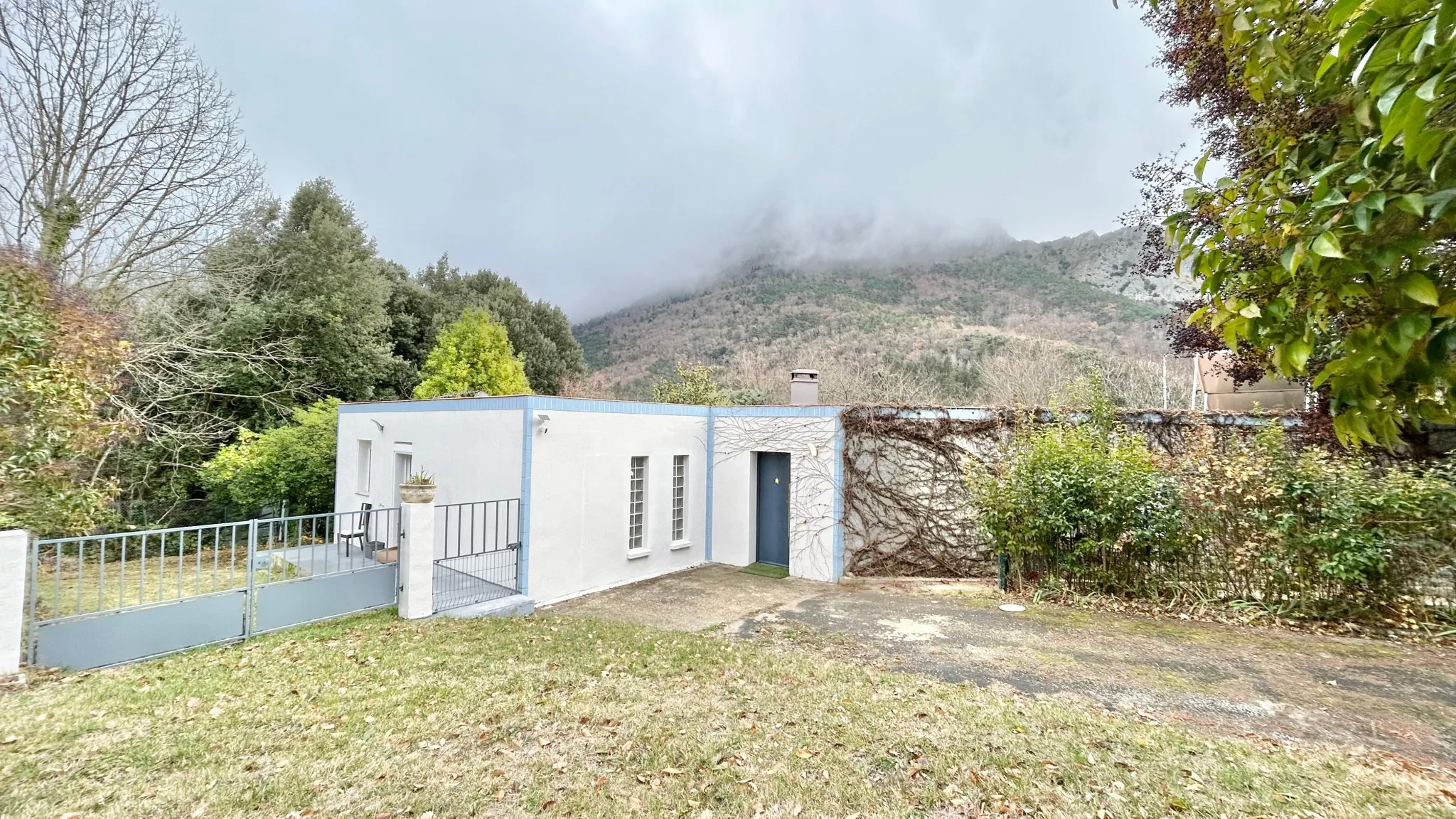 Belle villa de plain-pied avec piscine et vue à Puilaurens 