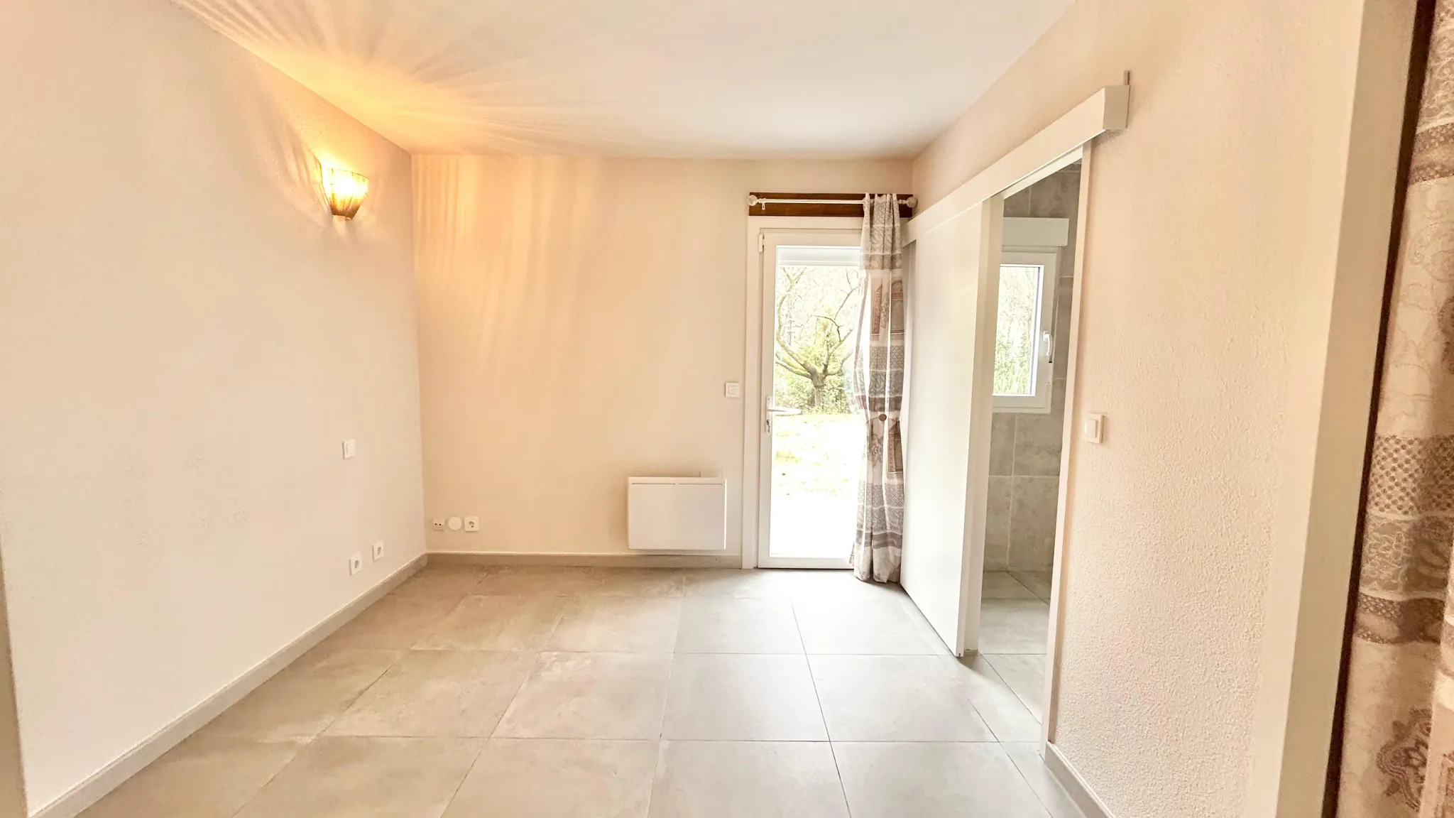 Belle villa de plain-pied avec piscine et vue à Puilaurens 