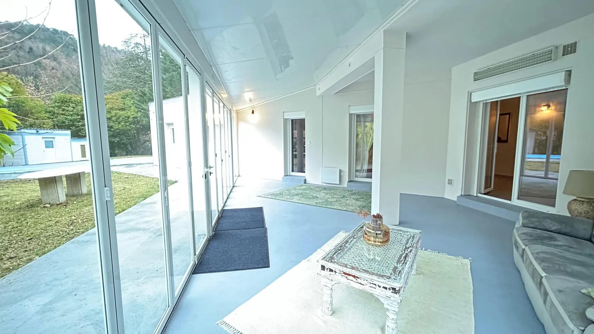 Belle villa de plain-pied avec piscine et vue à Puilaurens 