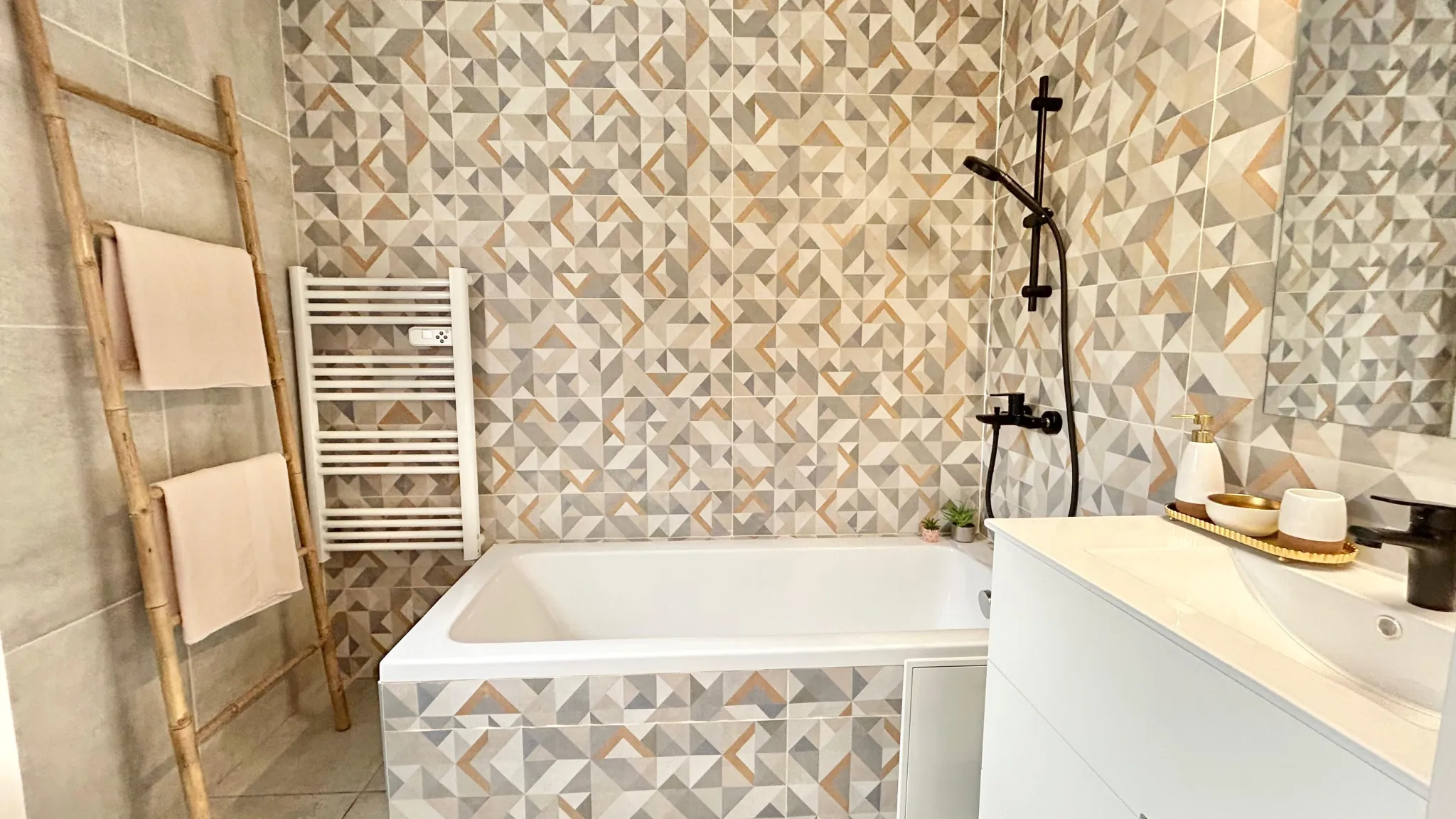 Belle villa de plain-pied avec piscine et vue à Puilaurens 