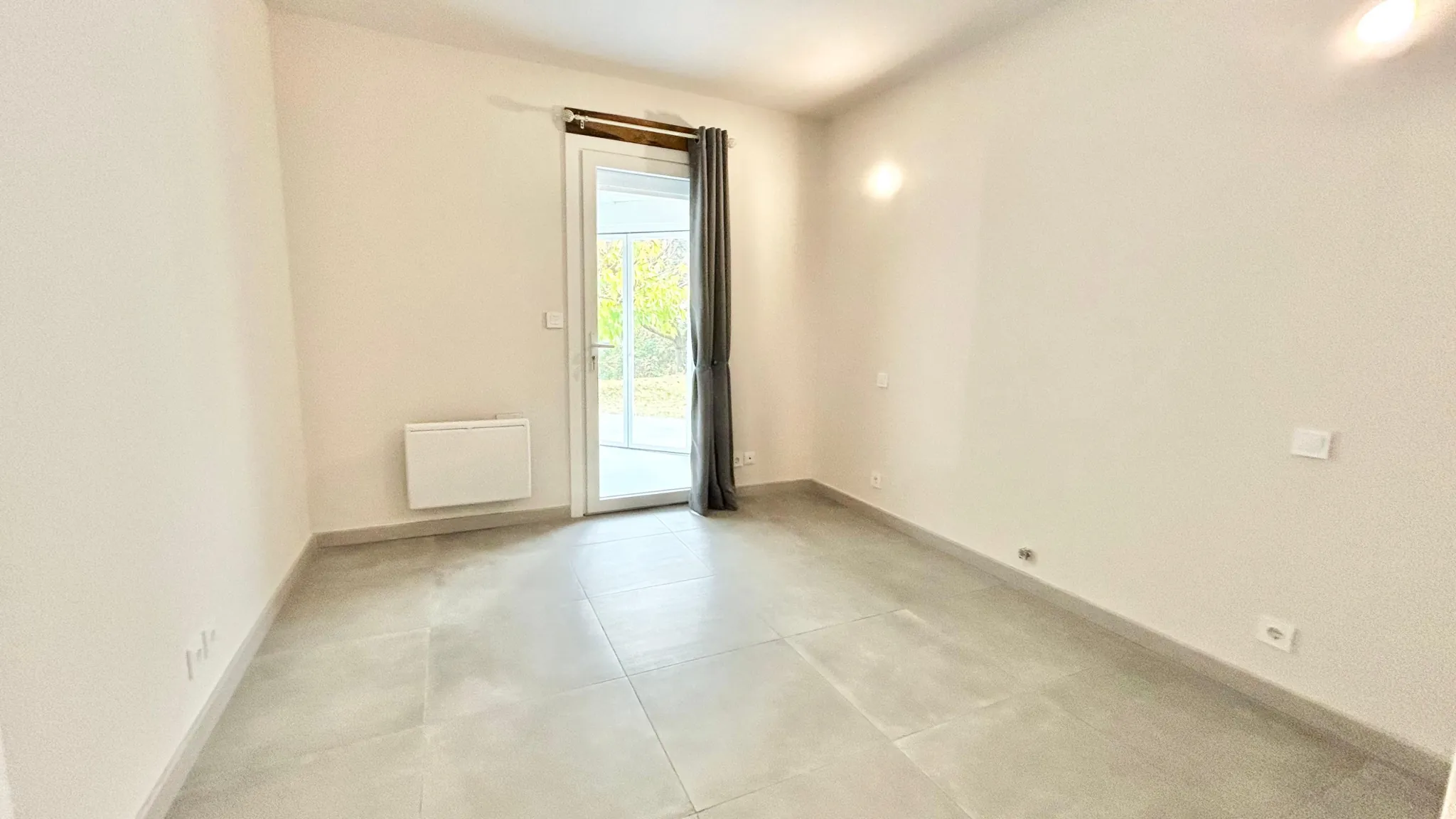 Belle villa de plain-pied avec piscine et vue à Puilaurens 