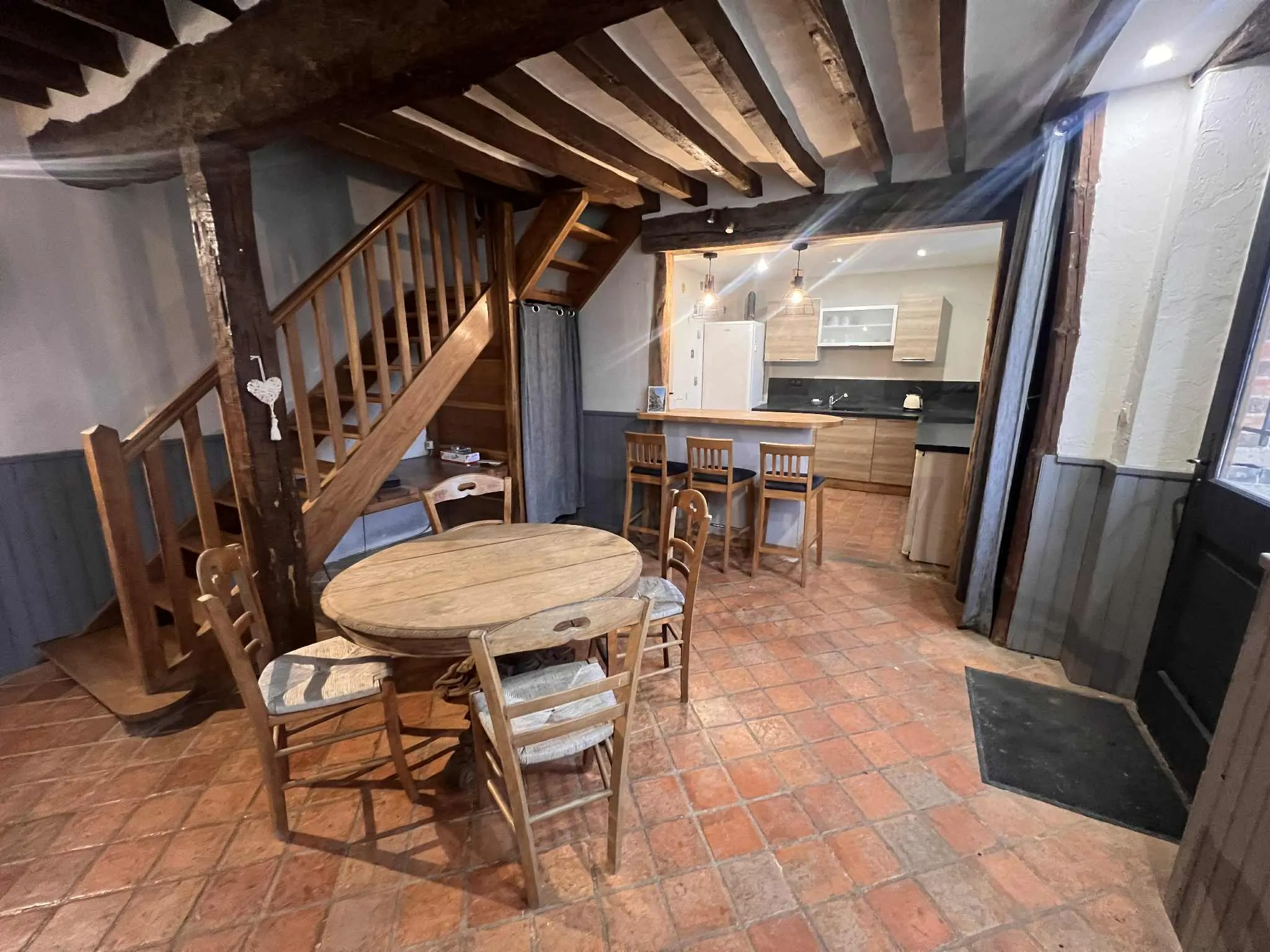 Maison de charme avec dépendance, vue dégagée et potentiel élevé dans l'Yonne 