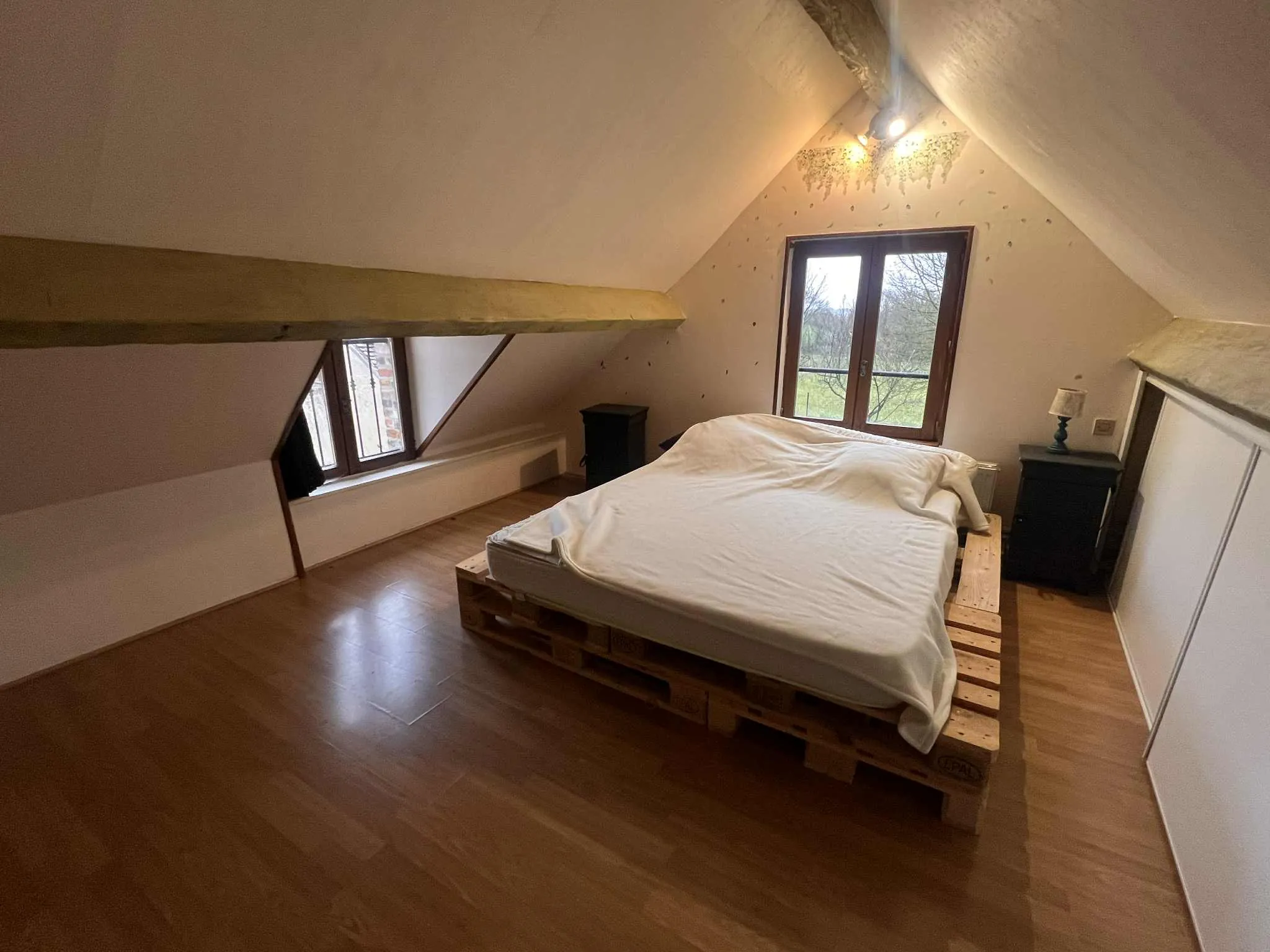 Maison de charme avec dépendance, vue dégagée et potentiel élevé dans l'Yonne 