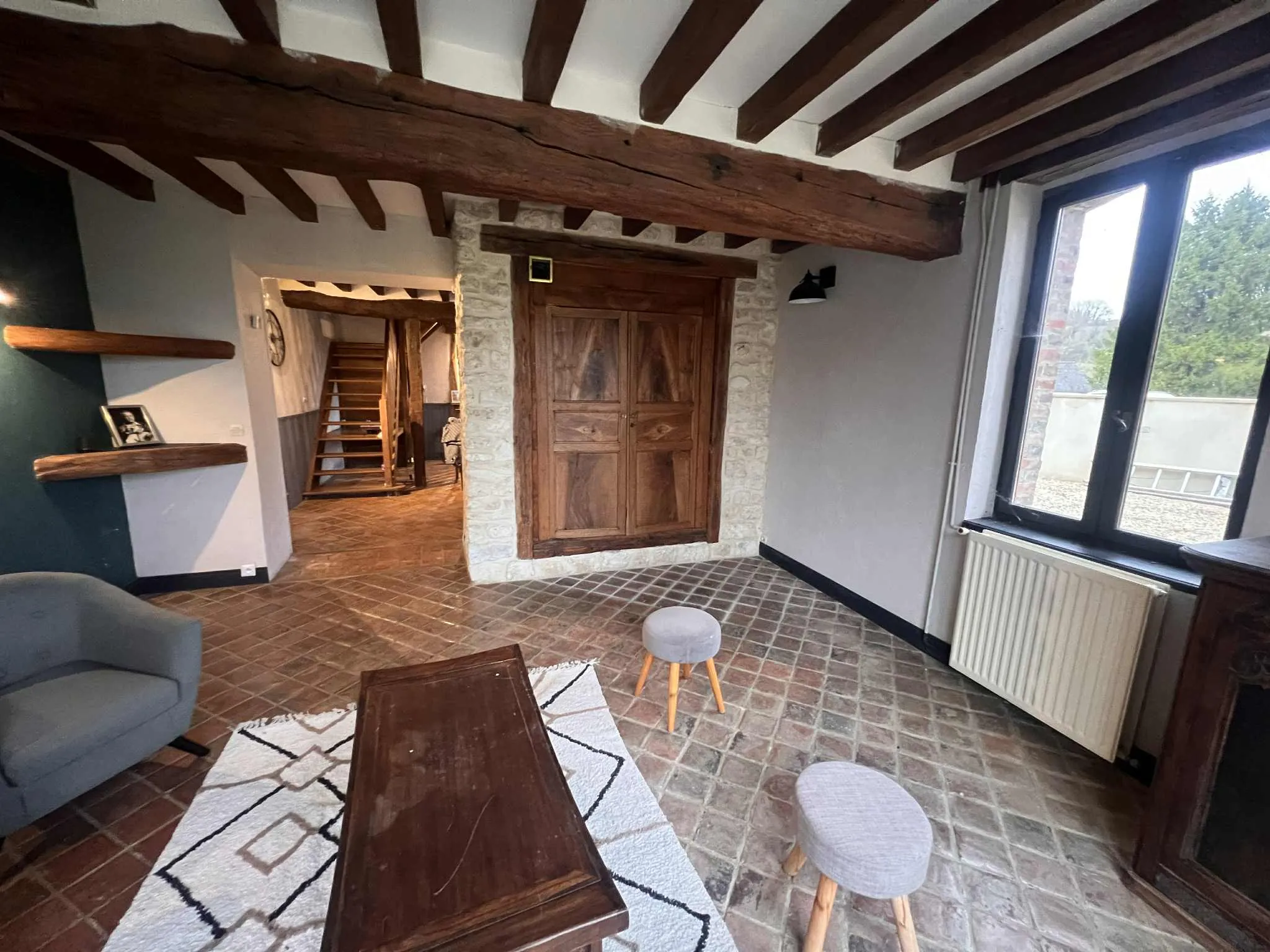 Maison de charme avec dépendance, vue dégagée et potentiel élevé dans l'Yonne 