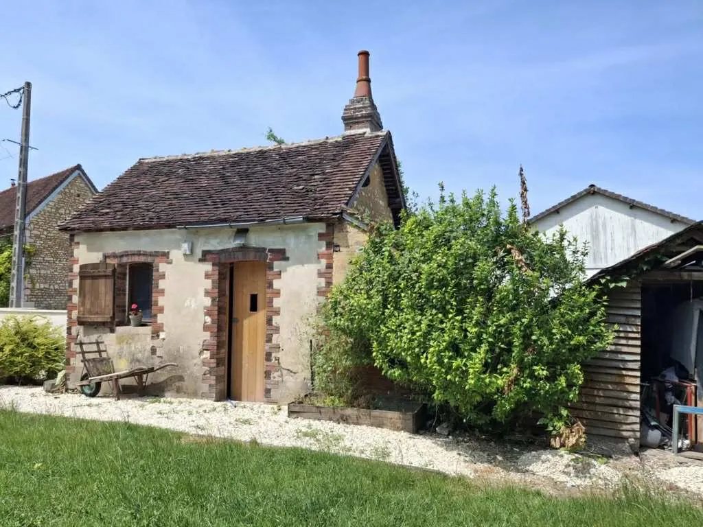 Maison de charme avec dépendance, vue dégagée et potentiel élevé dans l'Yonne 