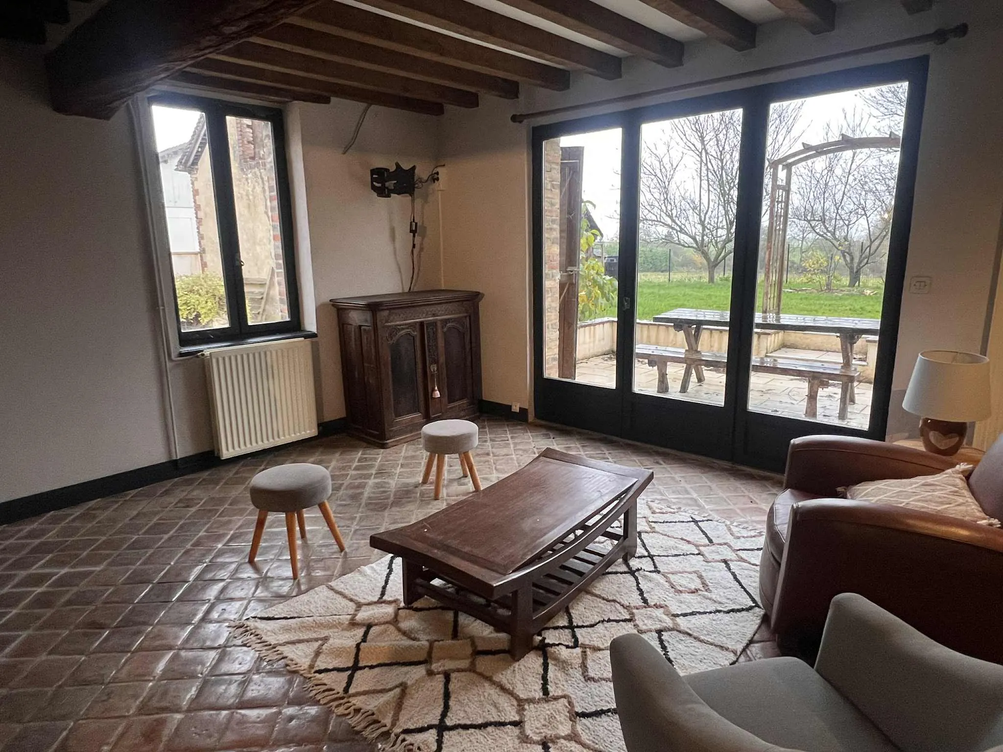 Maison de charme avec dépendance, vue dégagée et potentiel élevé dans l'Yonne 