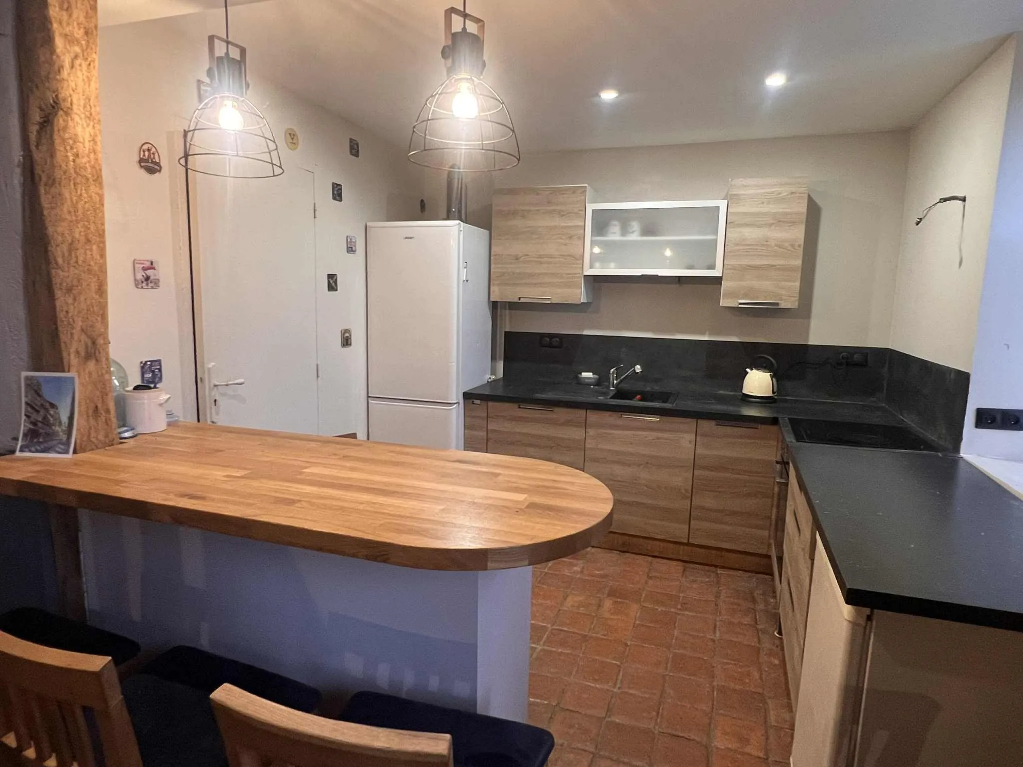 Maison de charme avec dépendance, vue dégagée et potentiel élevé dans l'Yonne 