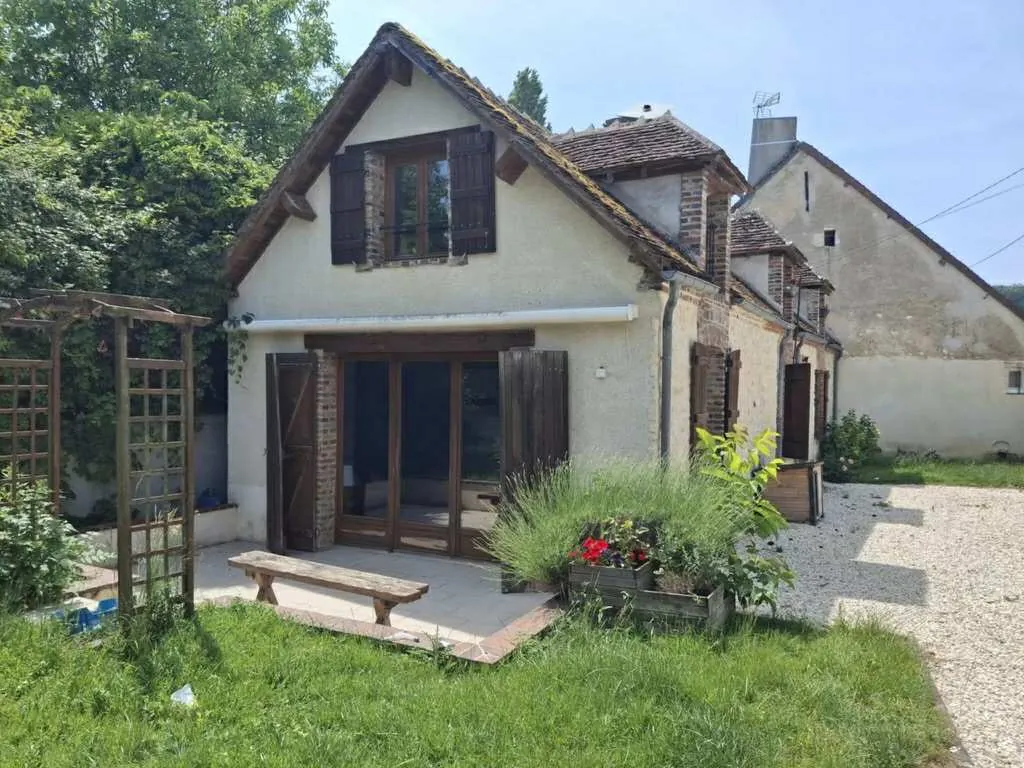 Maison de charme avec dépendance, vue dégagée et potentiel élevé dans l'Yonne