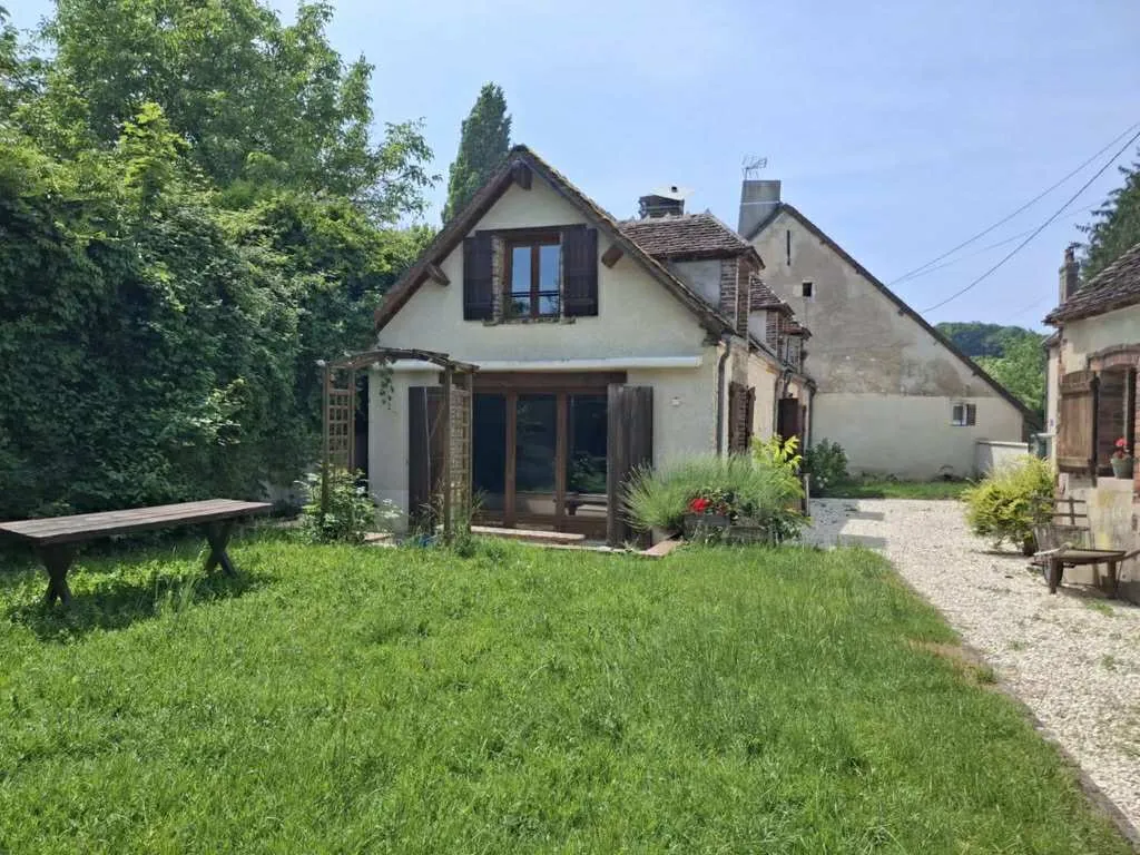 Maison de charme avec dépendance, vue dégagée et potentiel élevé dans l'Yonne 