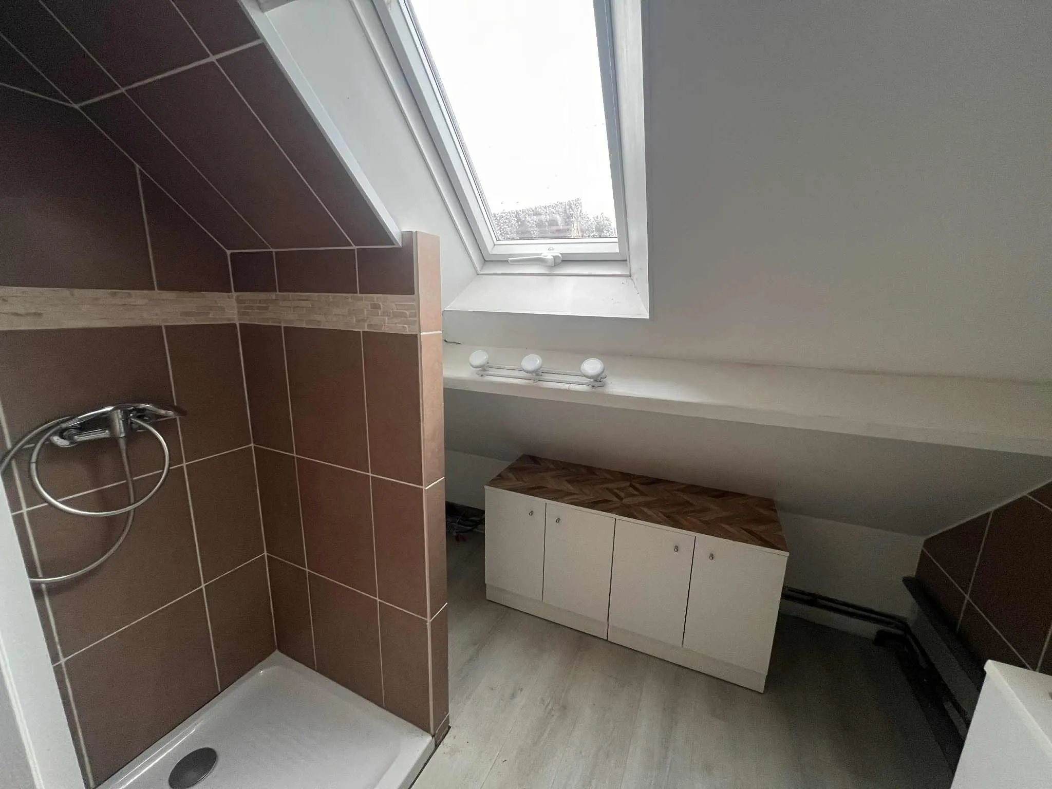 Maison de charme avec dépendance, vue dégagée et potentiel élevé dans l'Yonne 