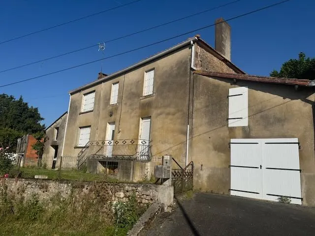 Maison en pierre à rénover à Saint Cyr des Gâts – 105 m² avec terrain de 1200 m²