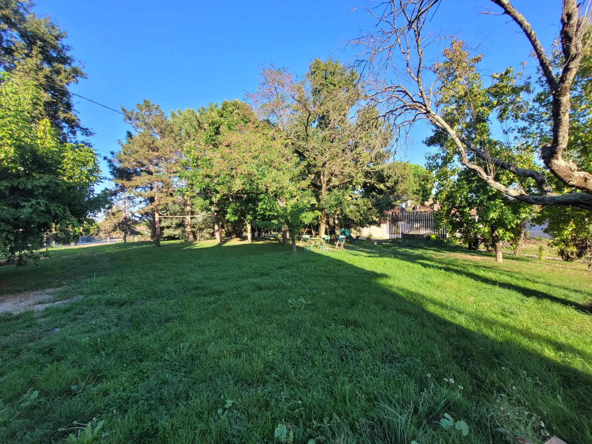 Maison rénovée avec 4 chambres, vue dégagée, grand terrain à Escassefort