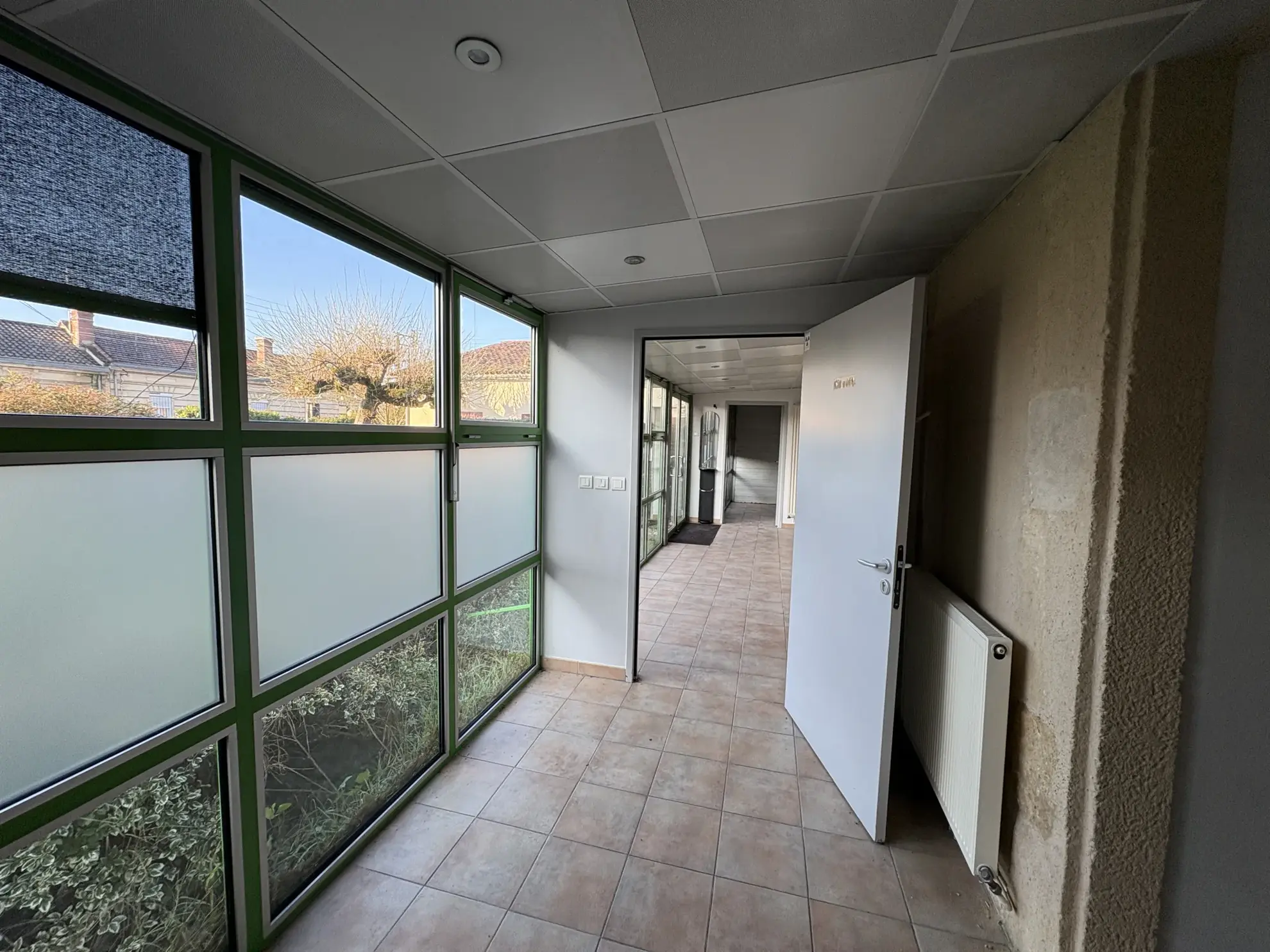 Local professionnel de 98 m² à Langon avec parkings et jardin 