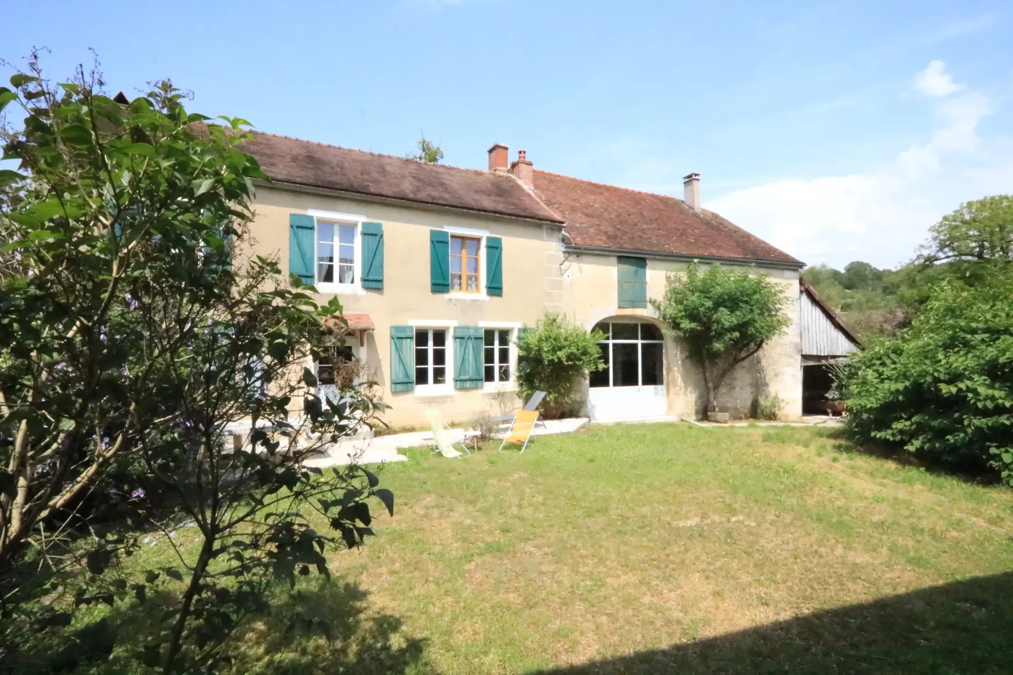 Maison ancienne rénovée avec dependances et terrain à Trichey (89430)