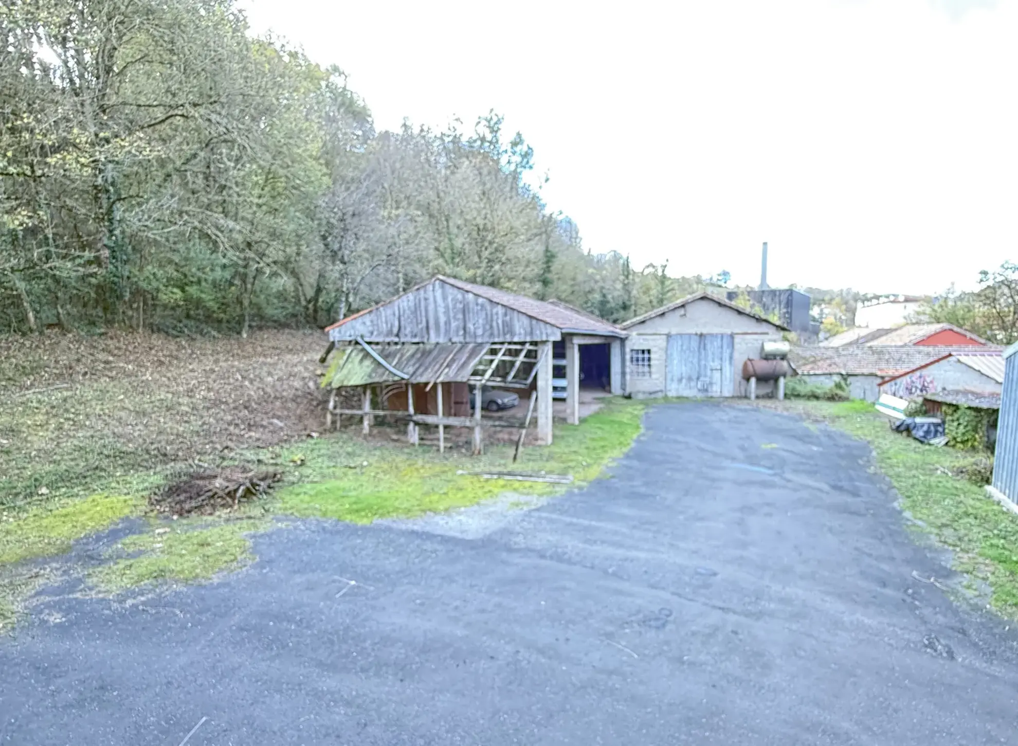 Local artisanal et hangar à vendre à Saint Affrique sur terrain de 1579 m²