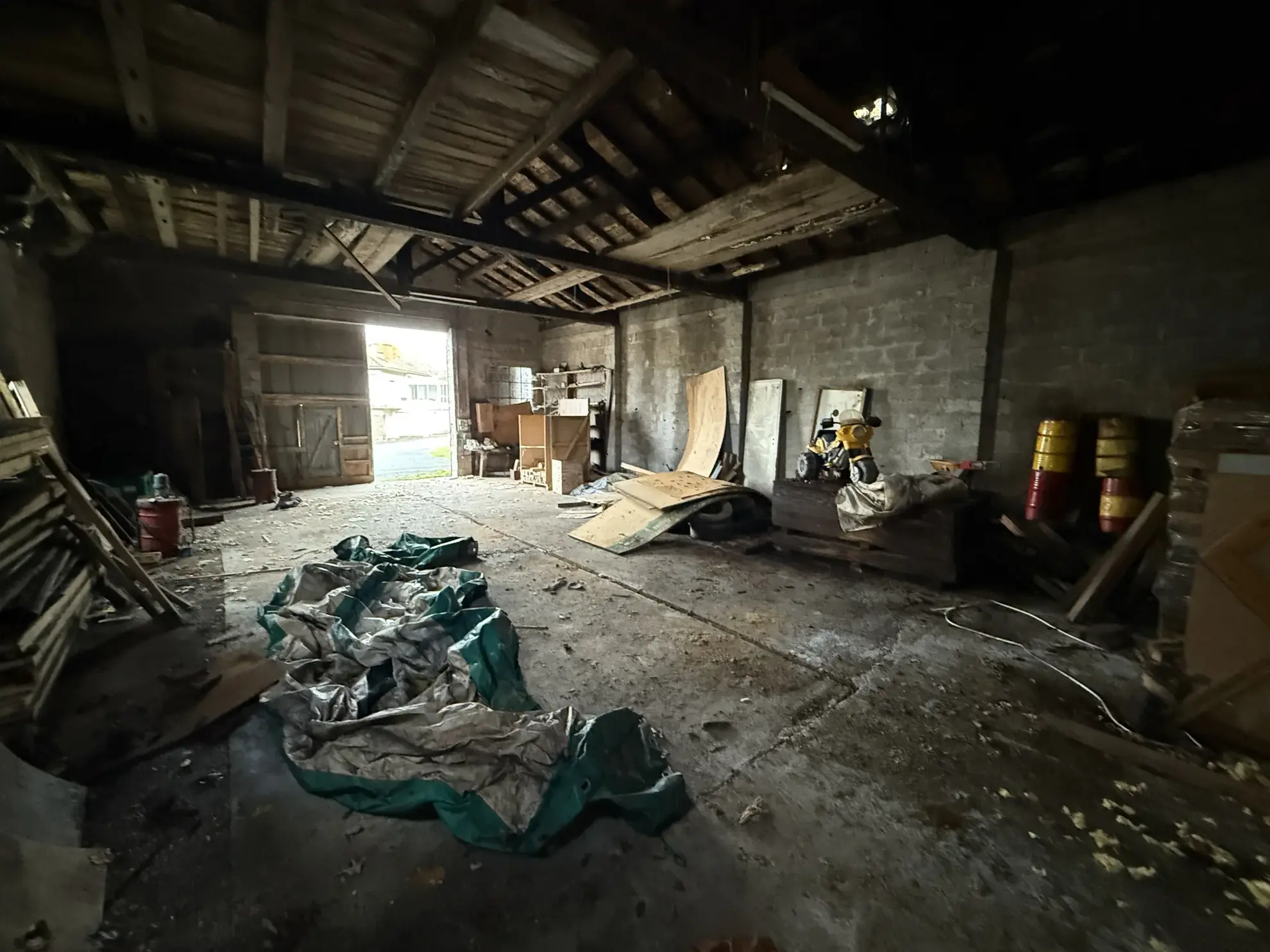 Local artisanal et hangar à vendre à Saint Affrique sur terrain de 1579 m² 