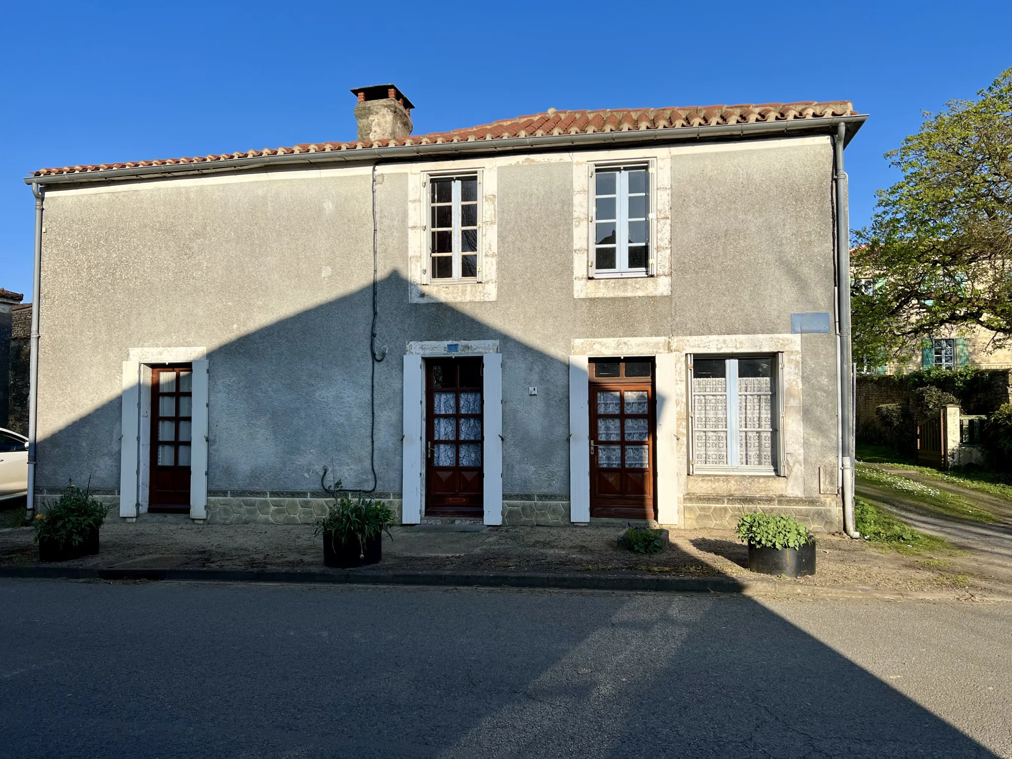 Maison en pierre avec jardin et dépendances à Saint Jean d'Hermine