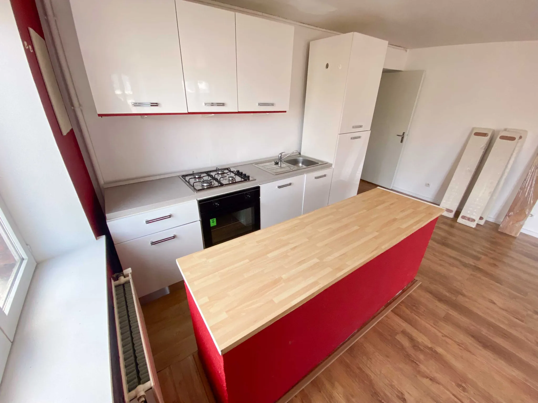 Bel appartement lumineux à Jeumont, idéalement situé avec grande pièce de vie et chambre spacieuse 