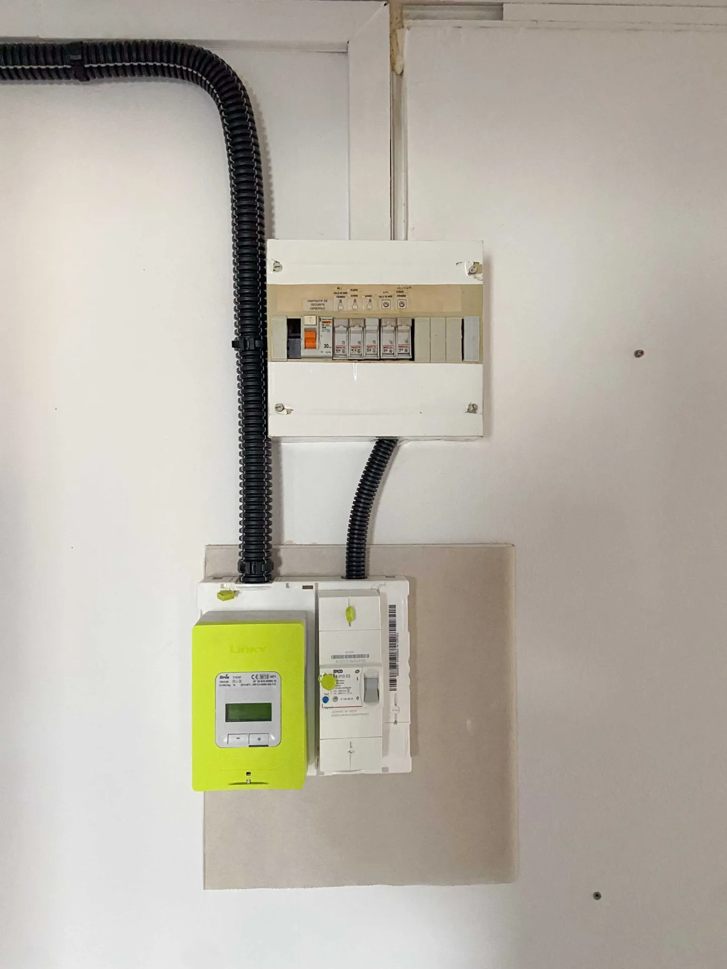 Bel appartement lumineux à Jeumont, idéalement situé avec grande pièce de vie et chambre spacieuse 