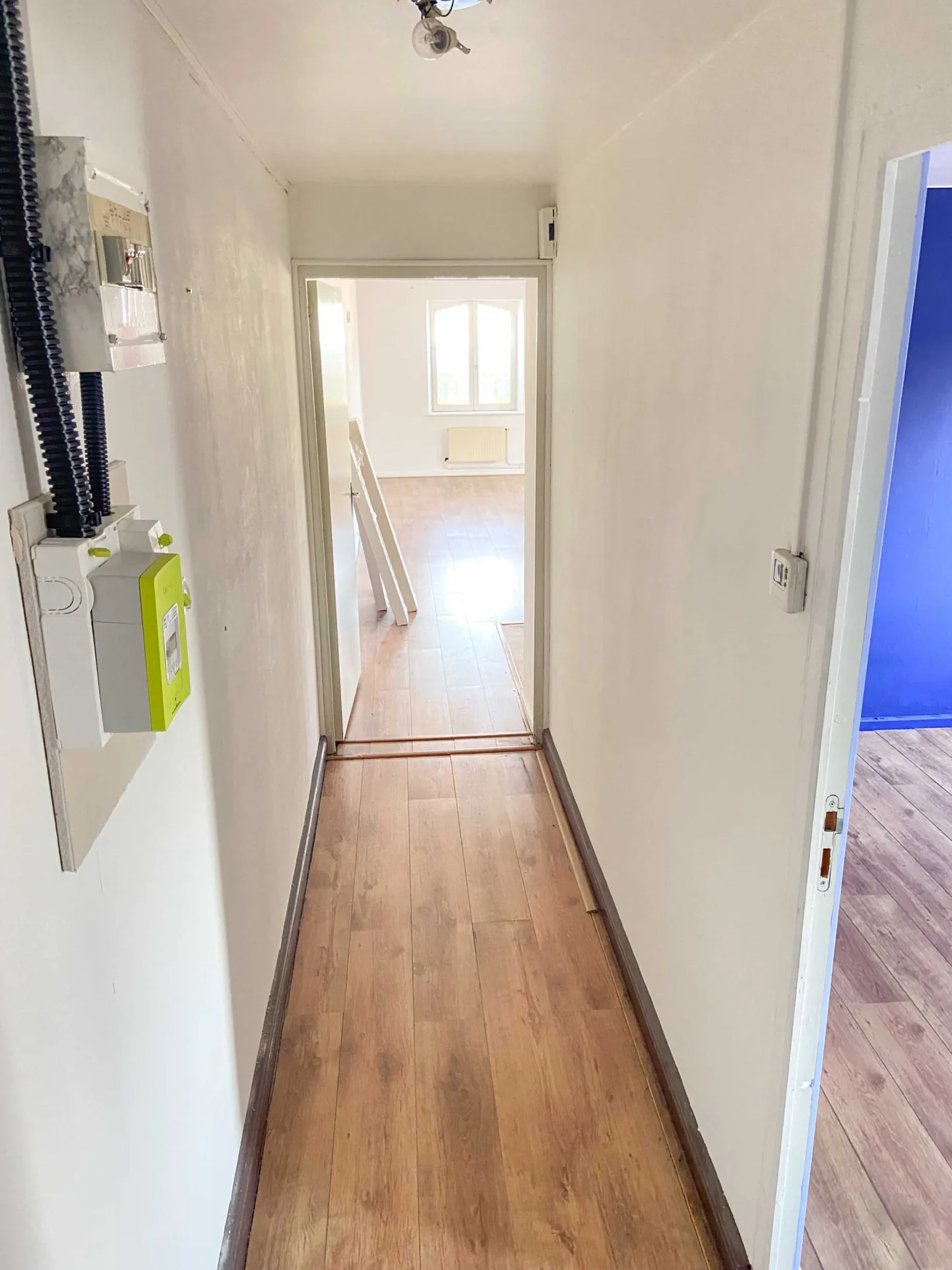 Bel appartement lumineux à Jeumont, idéalement situé avec grande pièce de vie et chambre spacieuse 