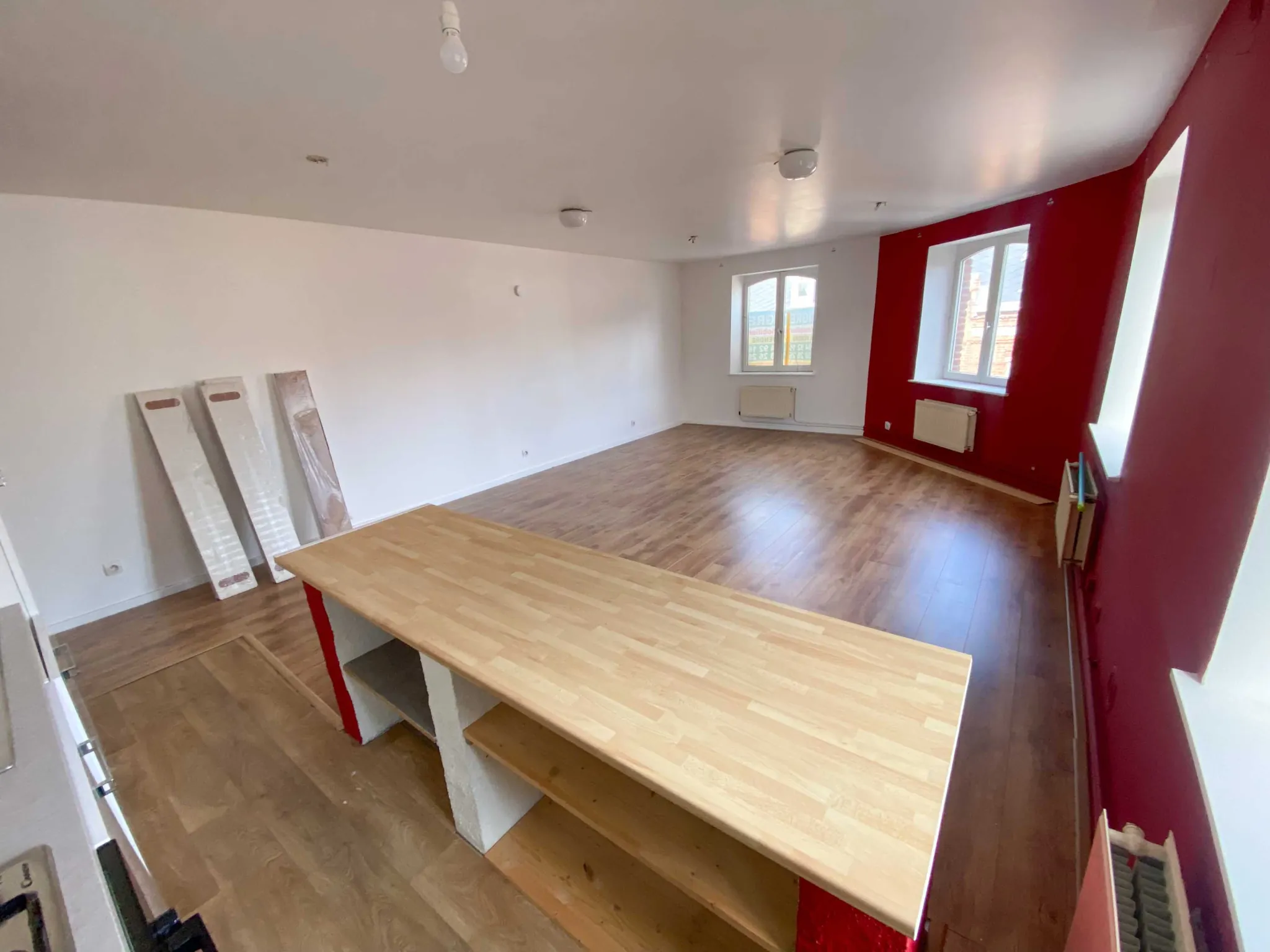 Bel appartement lumineux à Jeumont, idéalement situé avec grande pièce de vie et chambre spacieuse 