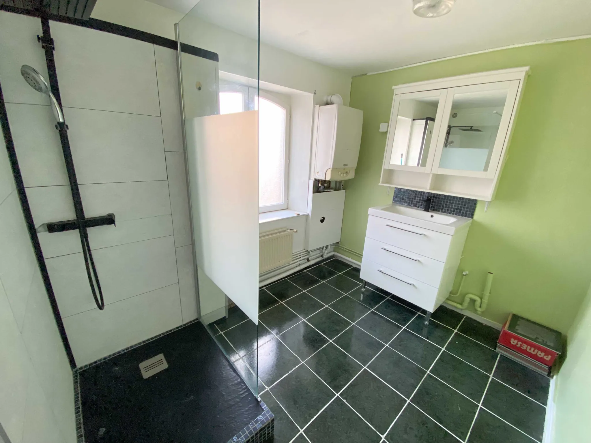 Bel appartement lumineux à Jeumont, idéalement situé avec grande pièce de vie et chambre spacieuse 