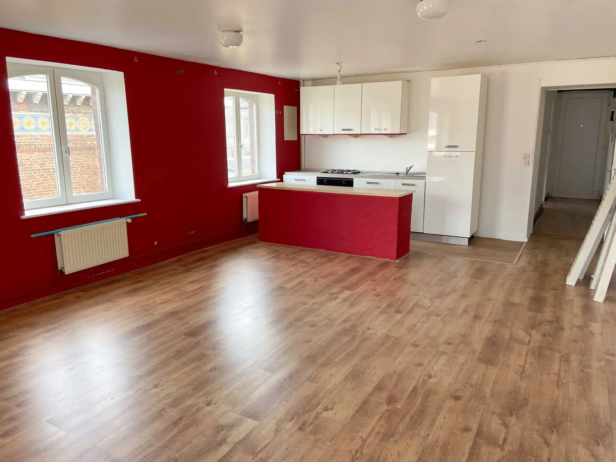 Bel appartement lumineux à Jeumont, idéalement situé avec grande pièce de vie et chambre spacieuse 