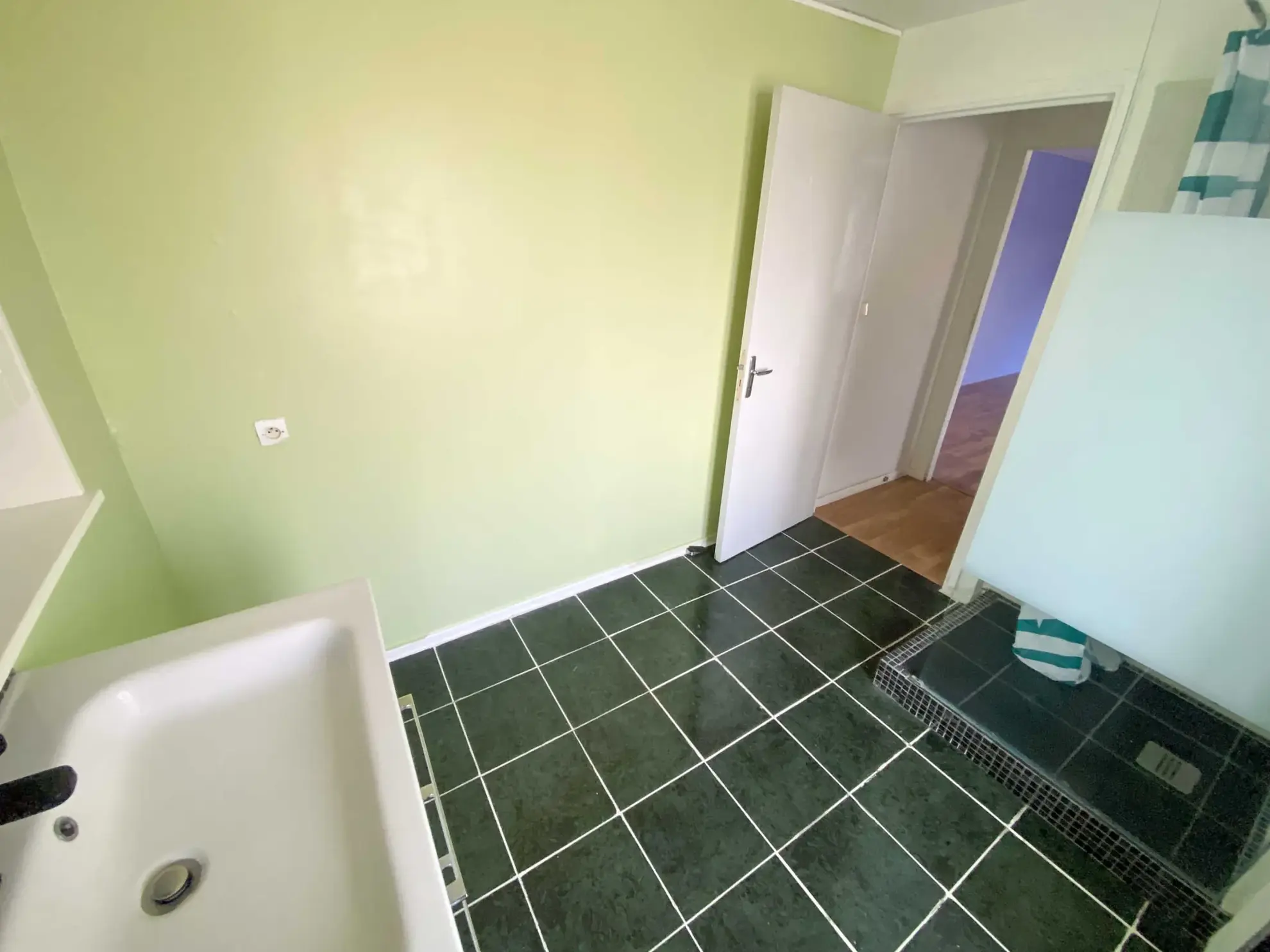 Bel appartement lumineux à Jeumont, idéalement situé avec grande pièce de vie et chambre spacieuse 