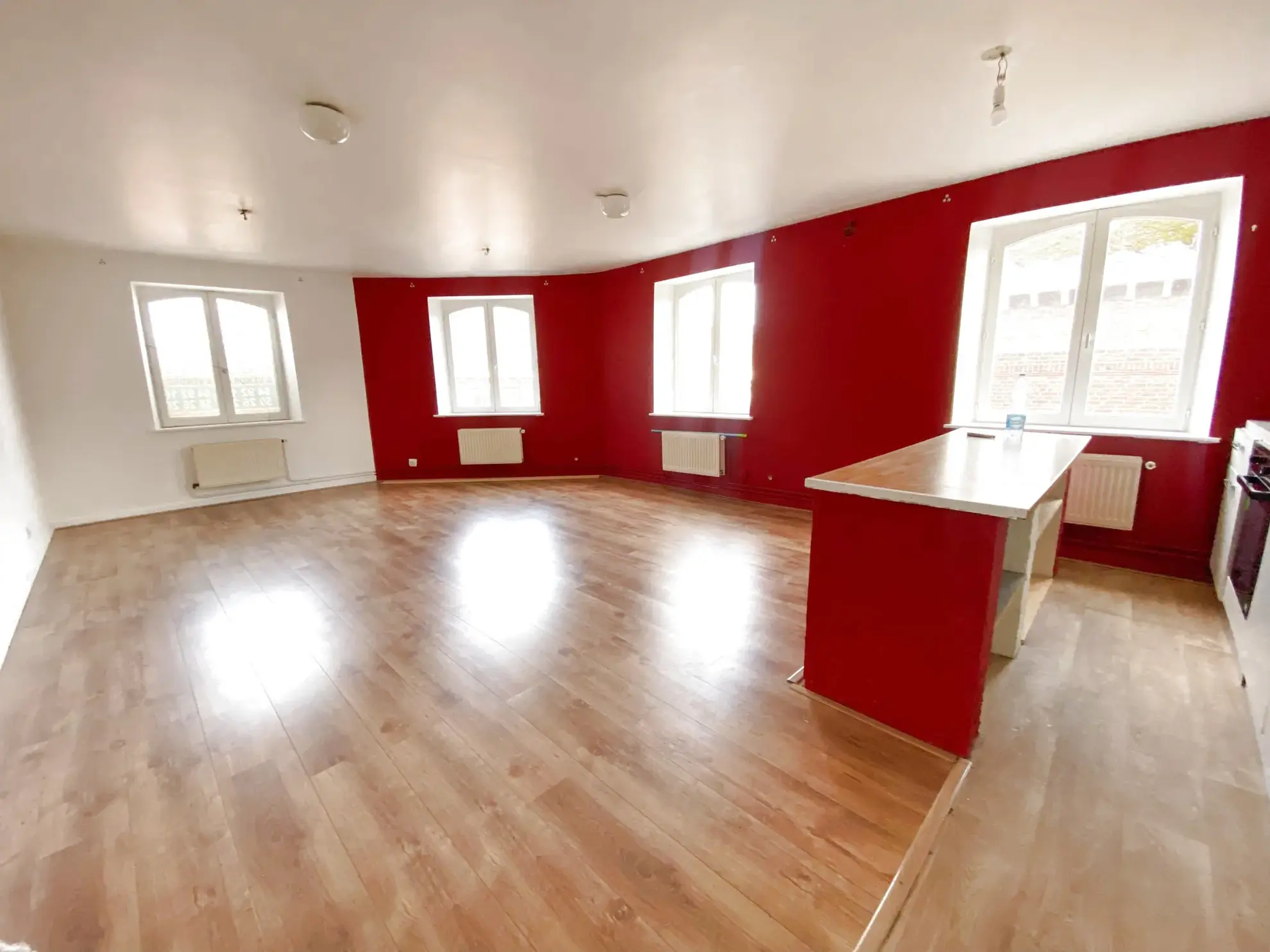 Bel appartement lumineux à Jeumont, idéalement situé avec grande pièce de vie et chambre spacieuse 