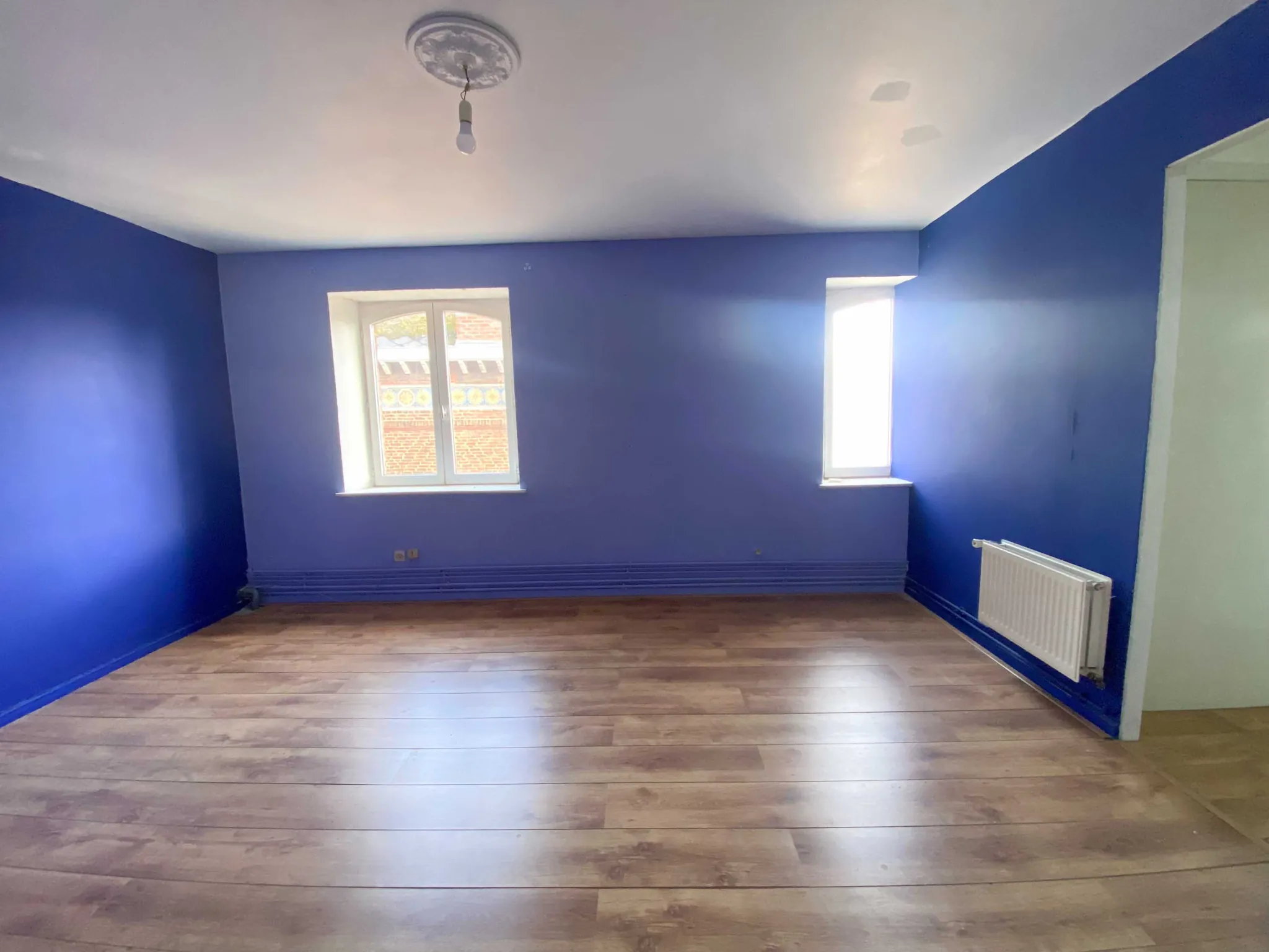 Bel appartement lumineux à Jeumont, idéalement situé avec grande pièce de vie et chambre spacieuse 