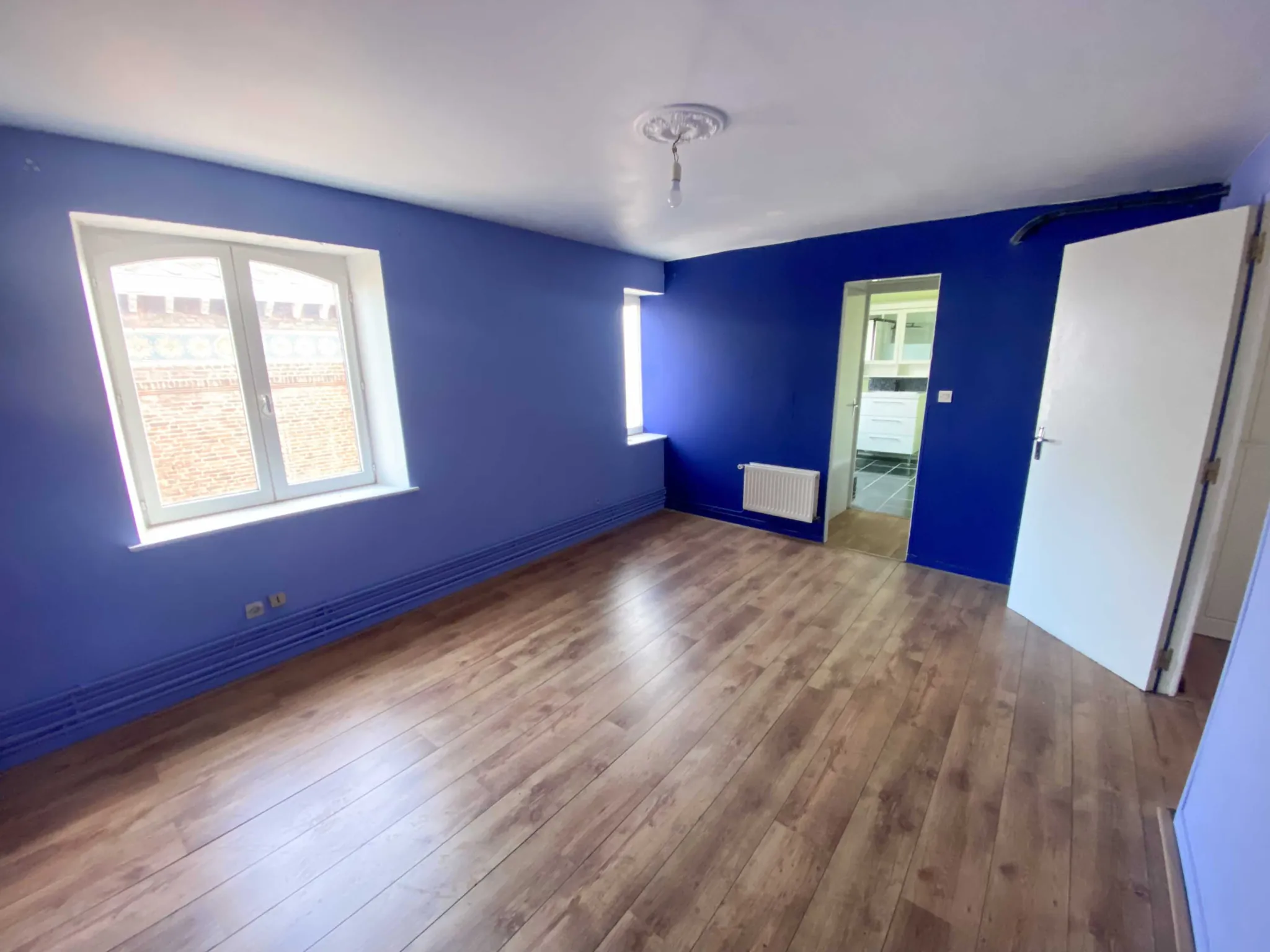 Bel appartement lumineux à Jeumont, idéalement situé avec grande pièce de vie et chambre spacieuse 