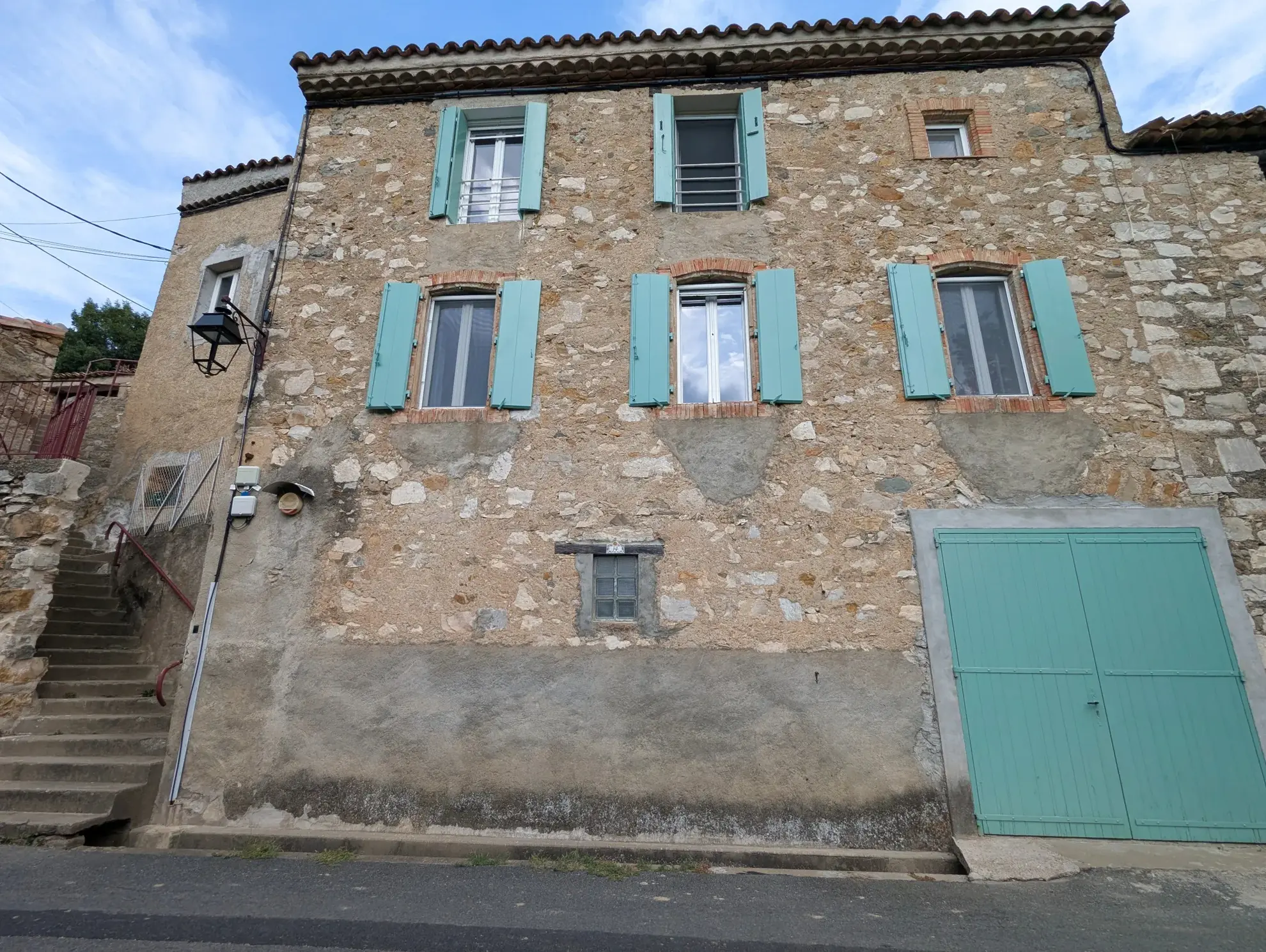 Maison rénovée avec cour, garage et vue exceptionnelle à Aigues Vives