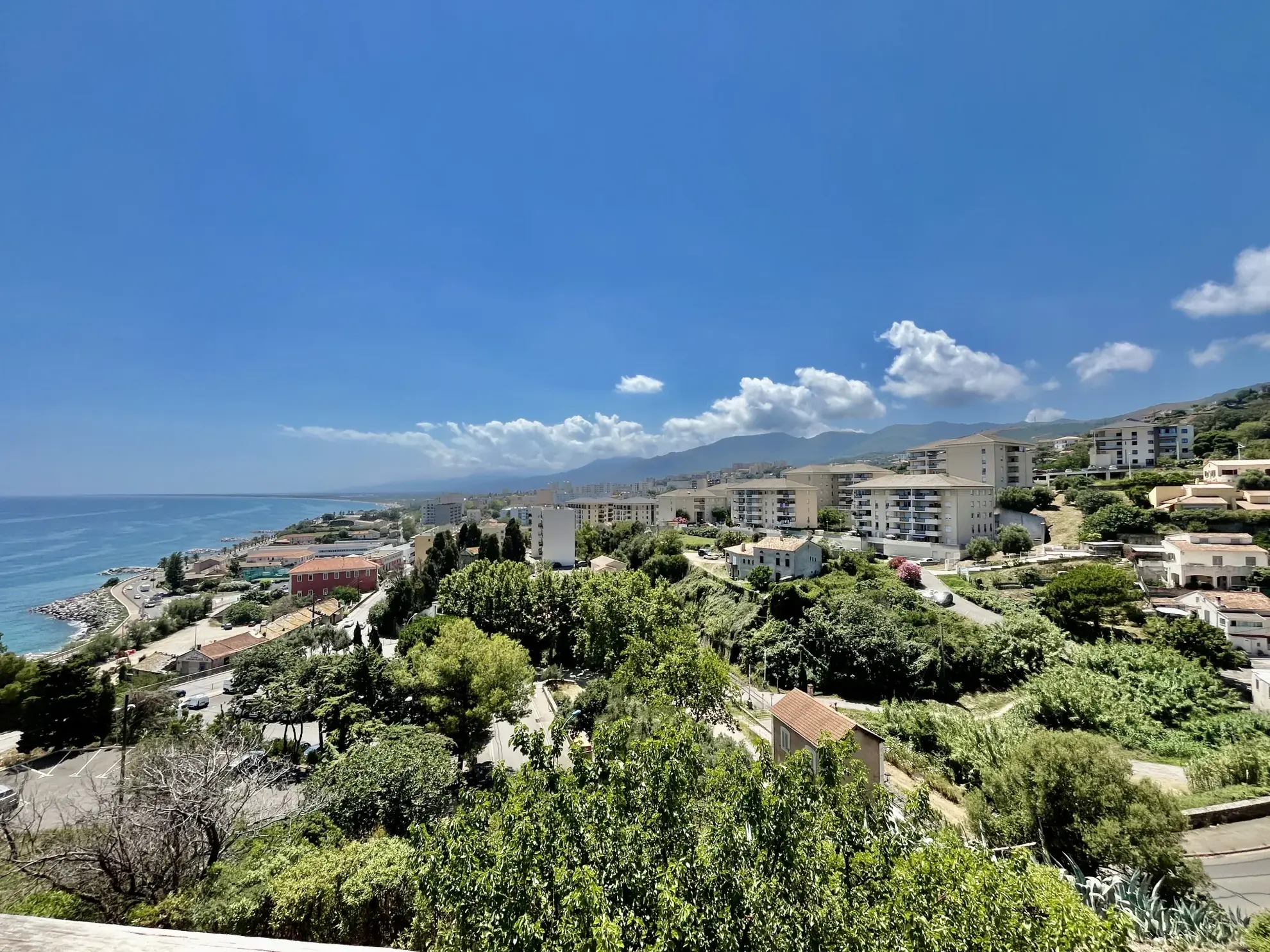 Appartement lumineux avec balcon à Bastia — Résidence calme, parking, cave, 2 chambres