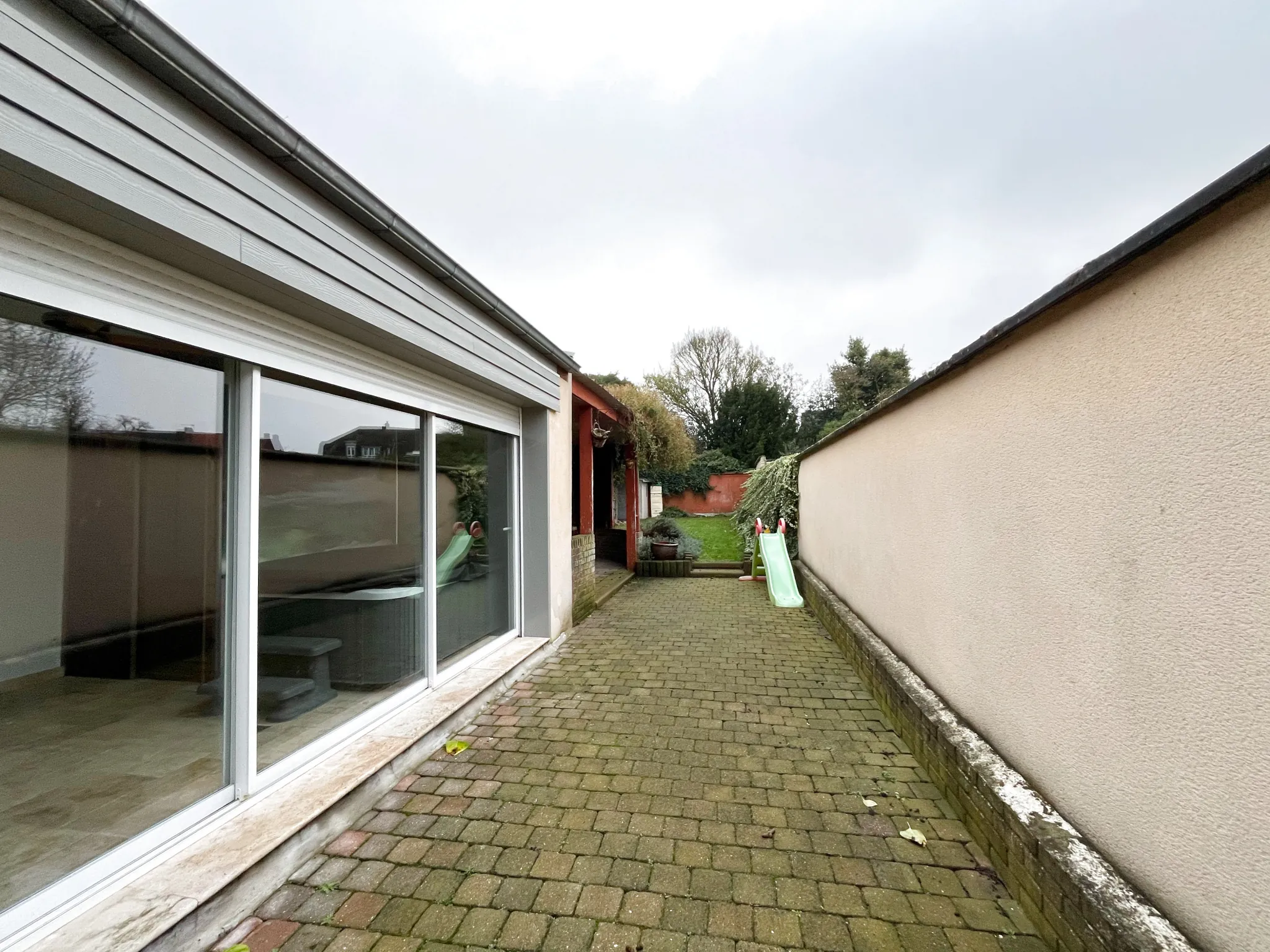 Grande maison de ville à Billy Montigny avec jardin, garage et plusieurs chambres 
