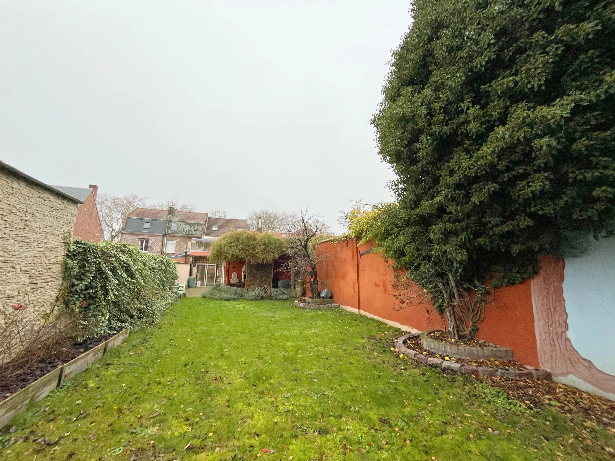 Grande maison de ville à Billy Montigny avec jardin, garage et plusieurs chambres 