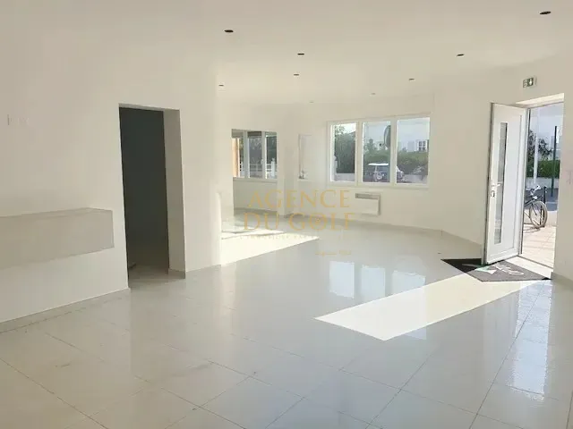 Local commercial à vendre de 81,77 m² en plein centre de Stella-Plage