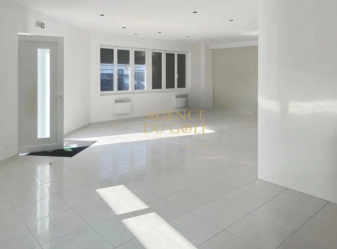 Local commercial à vendre de 81,77 m² en plein centre de Stella-Plage 