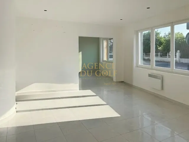 Local commercial à vendre de 81,77 m² en plein centre de Stella-Plage 