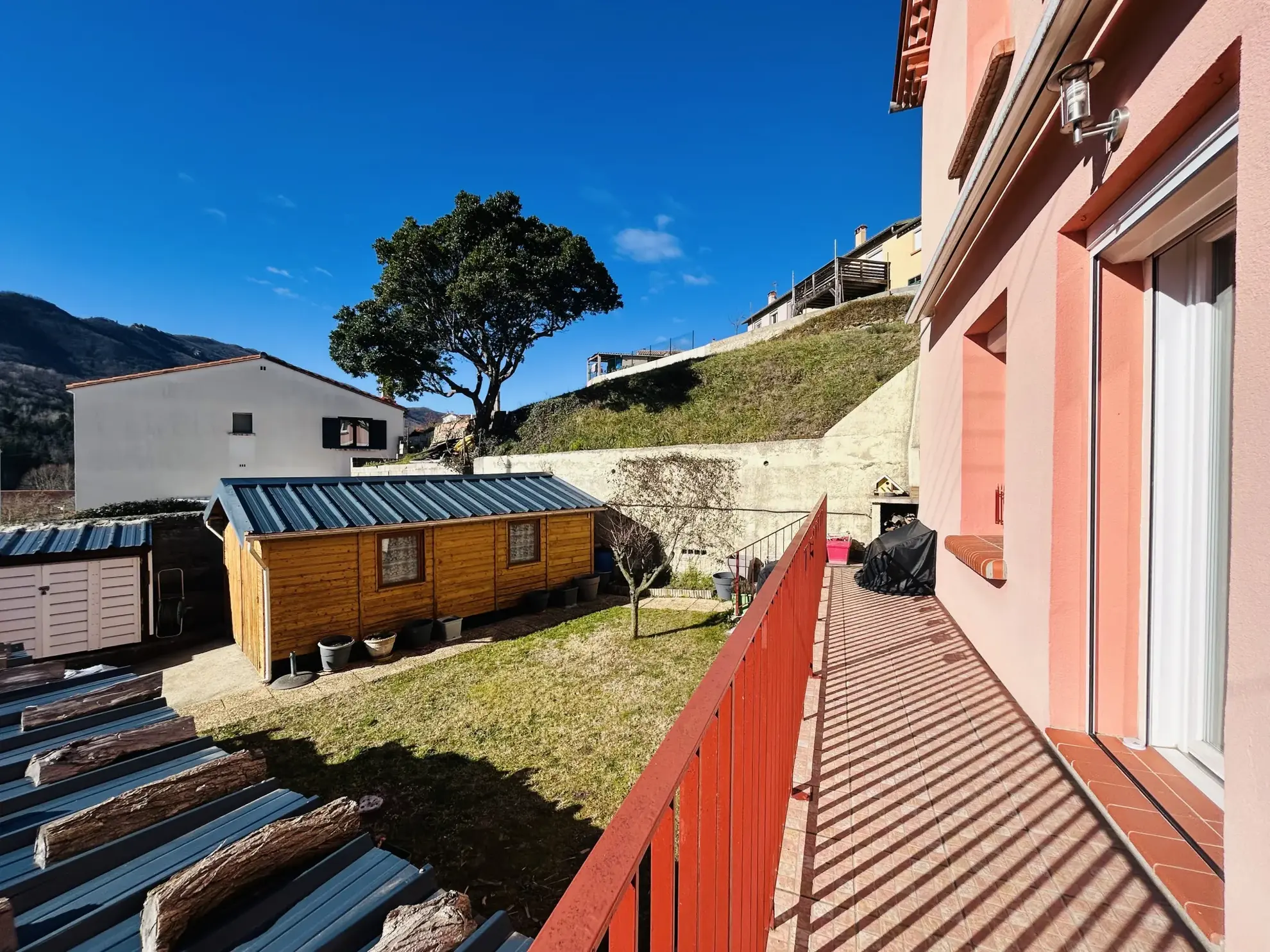 Belle maison familiale avec jardin et vues montagnes à Saint-Laurent-de-Cerdans