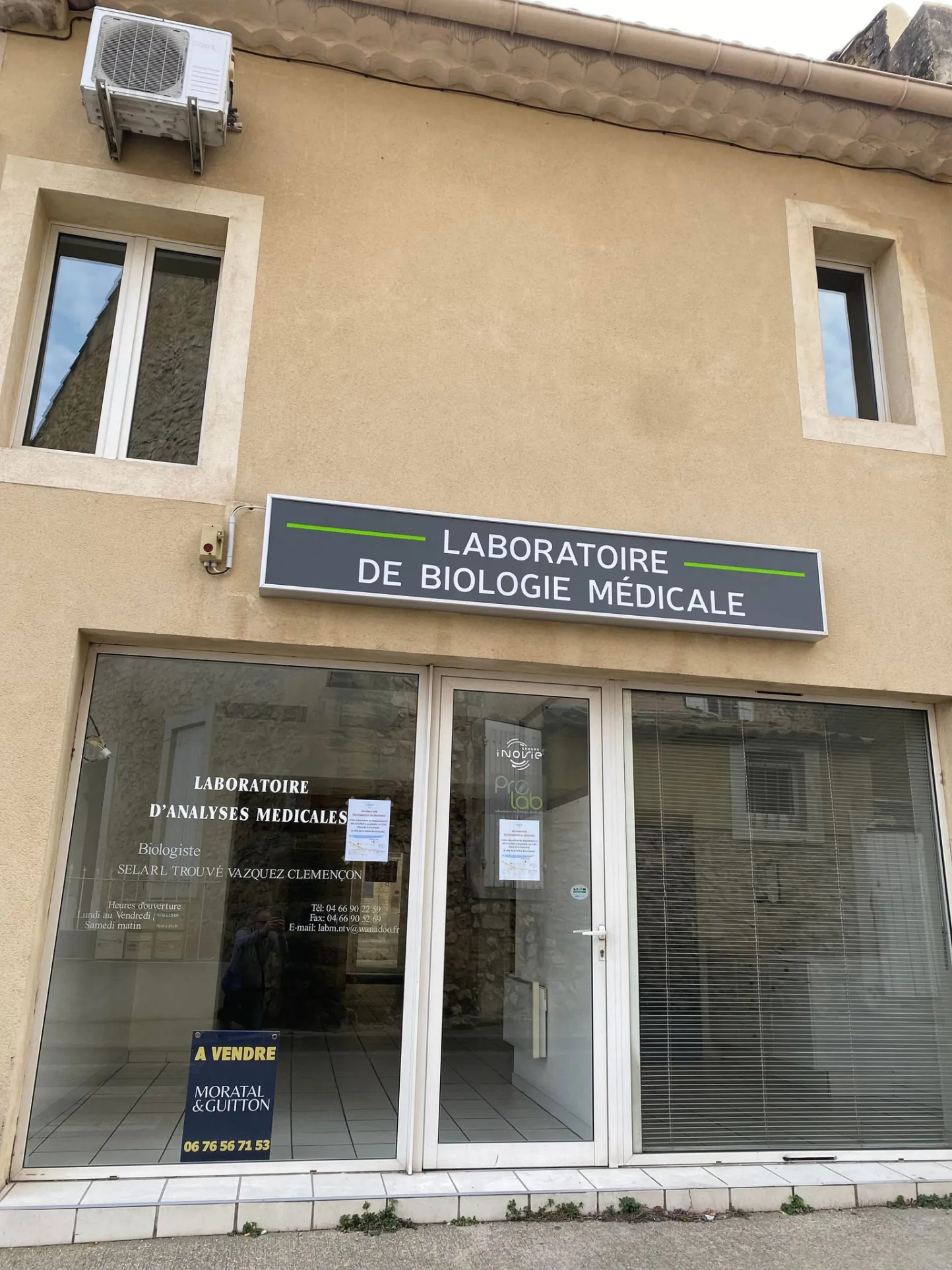 Ancien local professionnel à vendre au centre-ville de Roquemaure