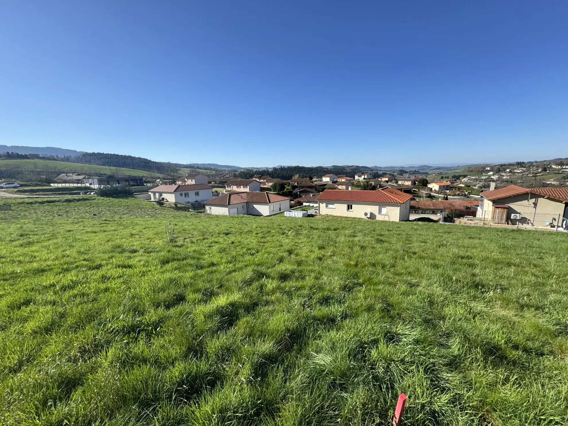Terrain constructible de 1330 m² à Cublize avec vue dégagée 