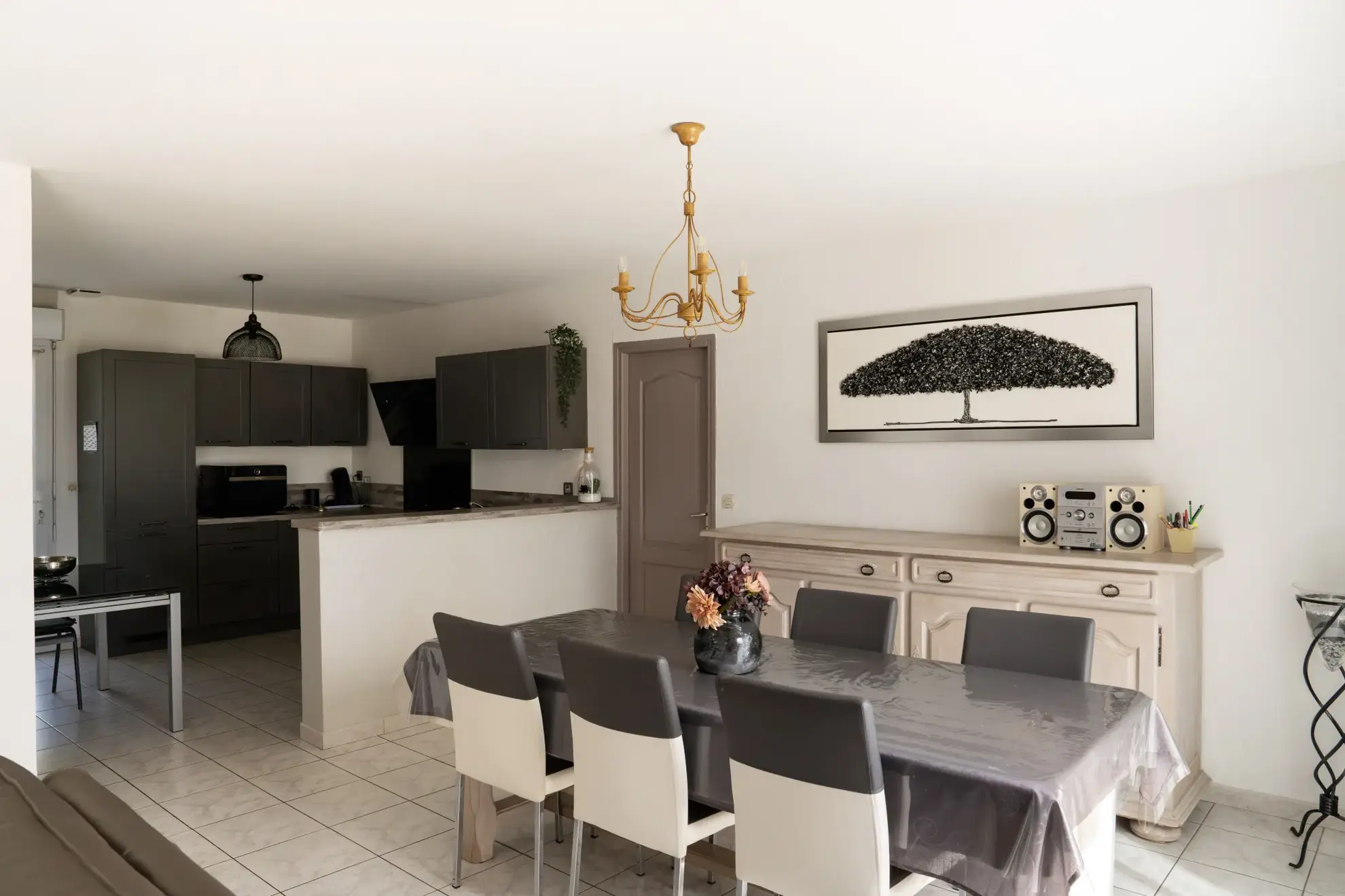 Maison de plain-pied avec piscine, garage et jardin à Trèbes – secteur calme 