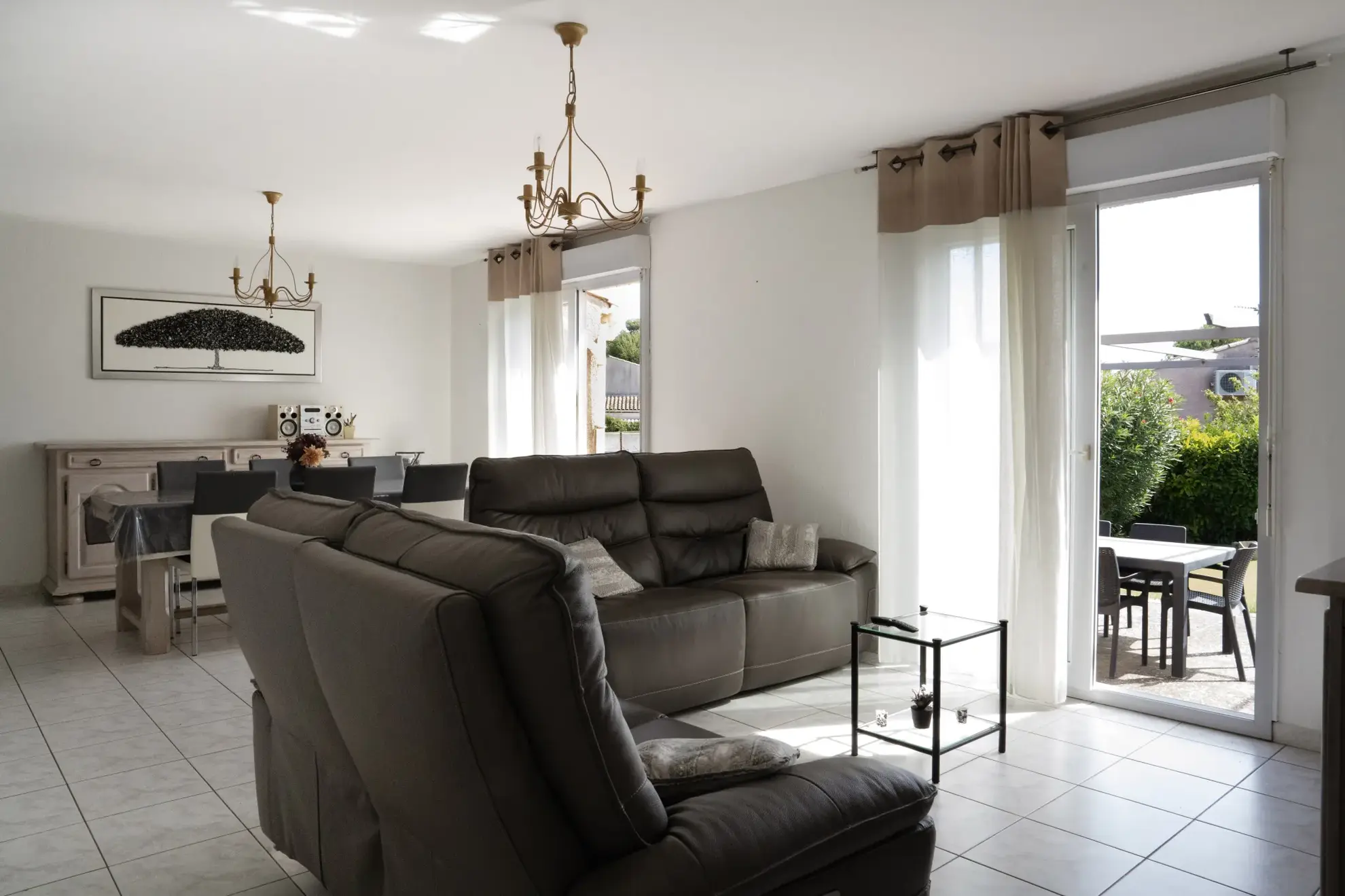 Maison de plain-pied avec piscine, garage et jardin à Trèbes – secteur calme 